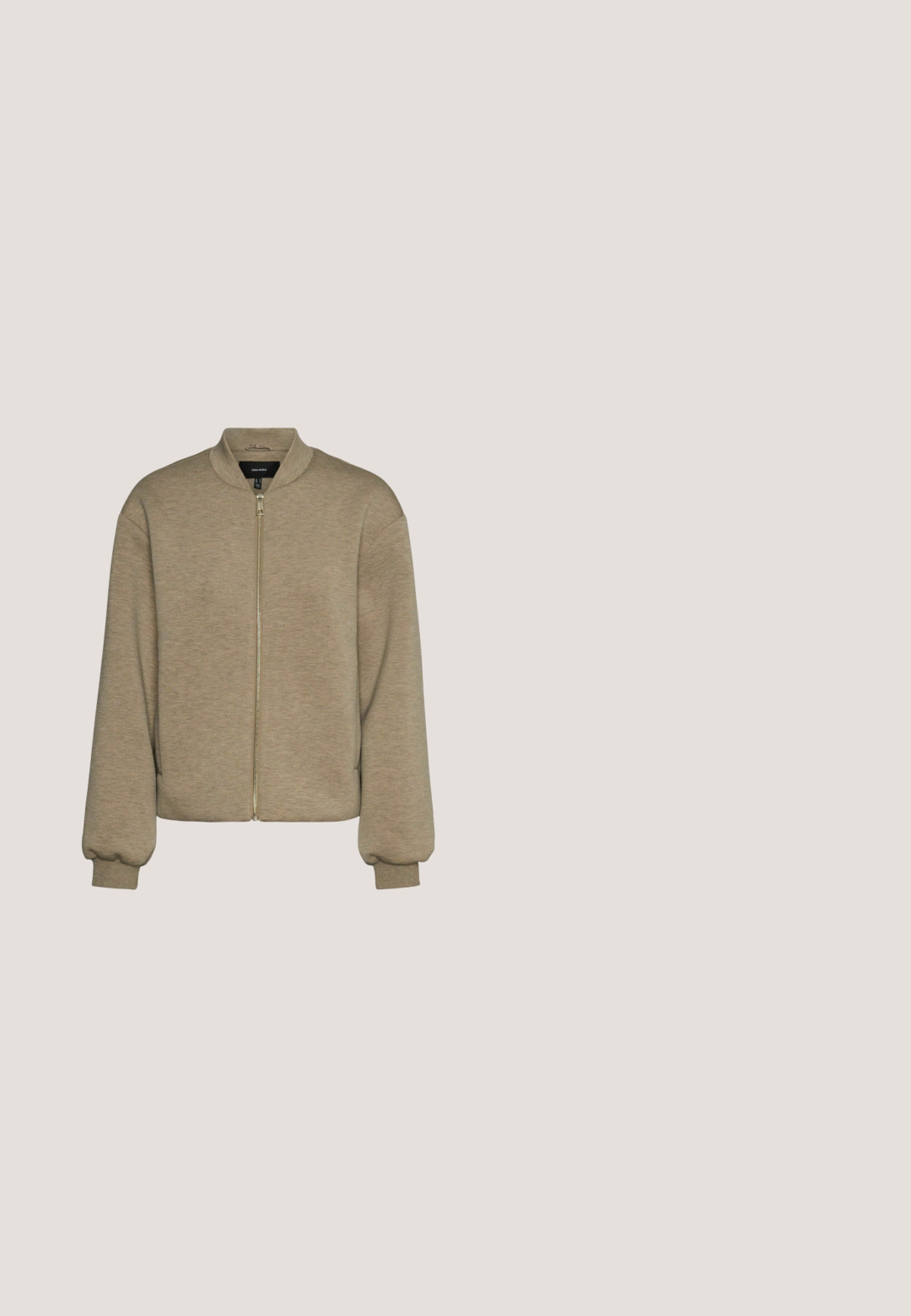 Beige bomber jacket dengan penutupan ritsleting di depan, kerah bulat, dan manset elastis. Terbuat dari kain lembut dan berbahan tekstur dengan potongan longgar.; Kermanvalkoinen ja oliivinvihreä raidallinen neuletakki, jossa on kaulus, pitkät hihat ja etuosassa koristeelliset napit. Pehmeä neulospinta, lyhyt istuvuus.; Ruskea lyhythihainen, väljä cropped-mallinen t-paita pyöreällä pääntiellä ja näkyvällä merkkitarralla kauluksen sisällä.; Siniset leveälahkeiset farkut, joissa on korkea vyötärö, valmistettu denim-materiaalista. Ominaisuuksiin kuuluvat etupocketti ja napitus. Klassinen rento muotoilu.; Beigenvärinen mokkanahkainen tennari pyöreällä kärjellä, valkoisilla ompeleilla, litteillä nauhoilla ja vaalean värisellä korolla. Kevyt kumipohja.; Beige värinen nahkainen olkalaukku, jossa on yksi kantohihna, vetoketjusuljin ja pieni koristeellinen nahkainen merkki lähellä kahvaköyttä.