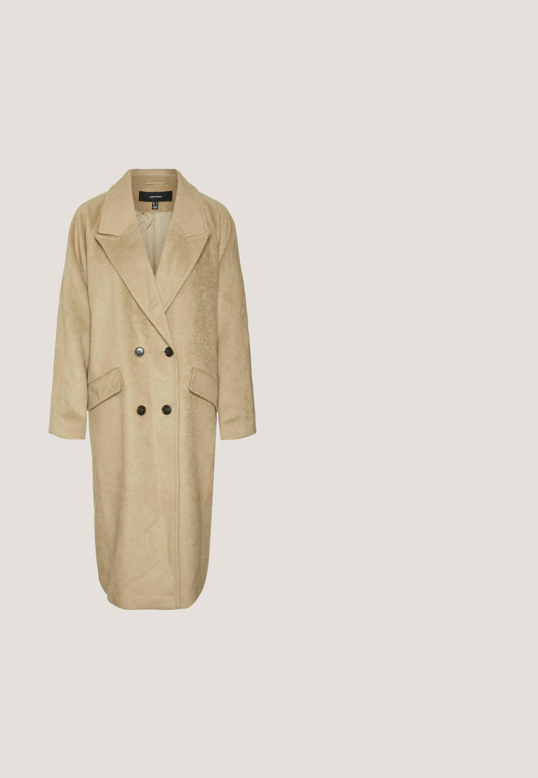 Beige dobbeltbrystet frakke lavet af blødt, tekstureret stof. Har en bred krave, to forlommer og sorte knapdetaljer.; Beige strikket sweater med ribbet rund hals, lange ærmer og hvid accentstribe langs kanten og manchetterne. Blød tekstur, afslappet pasform.; Beige bukser med lige ben og elastisk taljebånd, uden synlige lommer eller pynt, vist mod en hvid baggrund.; Brune suede ankelstøvler med en rund tå, lav skæring, og en tekstureret gummisål med en lille platform og et hængsel.; Lille beige læderhåndtaske med fletdet håndtag, aftagelig lang rem, sølv lynlås og lille sølv logo på fronten.; Roseguld blomsterformede øreringe med perlemorscentre og indgraverede bogstaver rundt om kanterne.