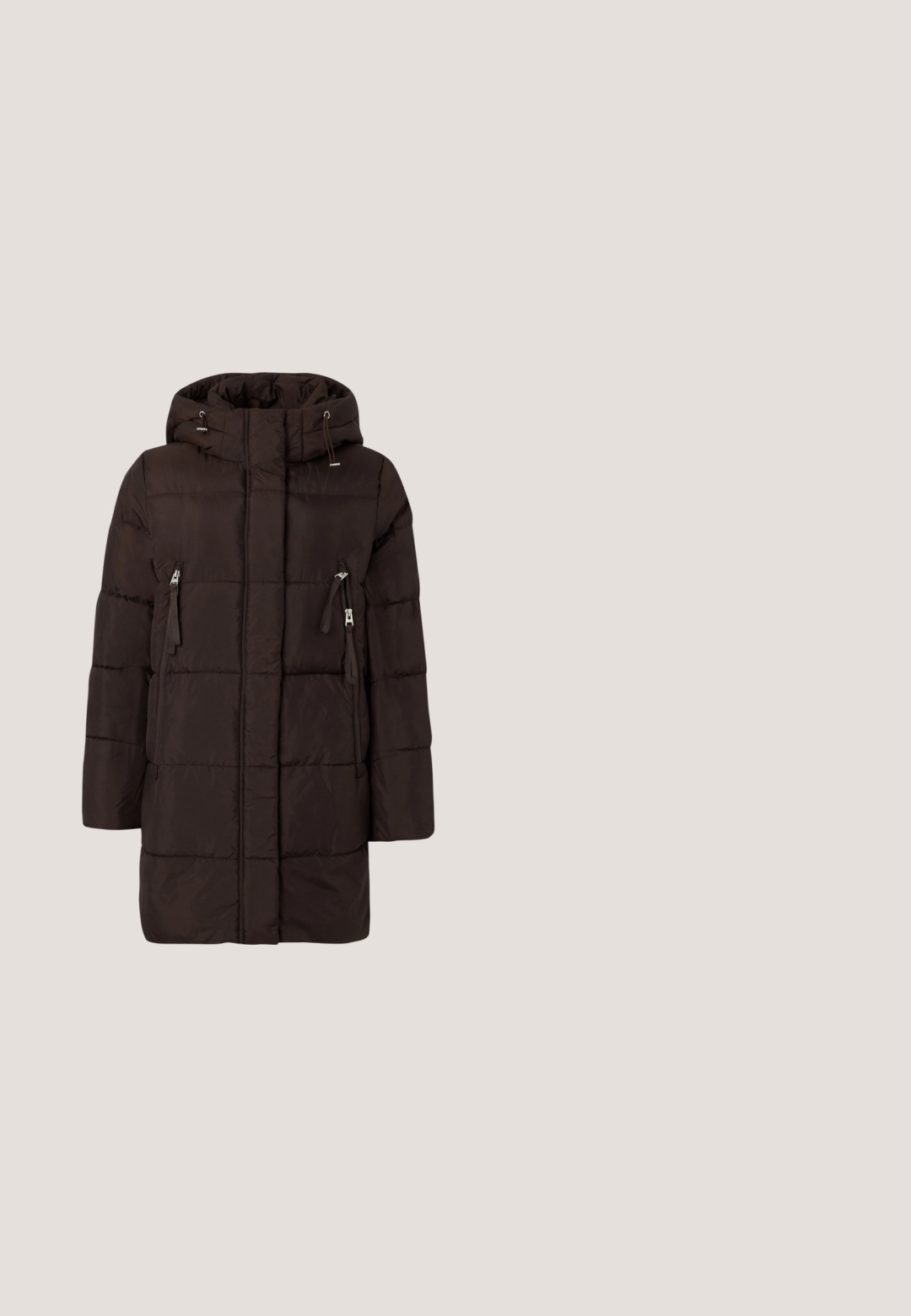 Manteau matelassé marron avec capuche, comprenant des poches zippées, une coupe droite et des coutures visibles pour plus de texture. Conception légère et isolée.; Pull en tricot beige avec col montant côtelé, longues manches bouffantes et bords côtelés sur fond blanc.; Haut marron foncé ajusté sans manches avec un léger plissage sur les côtés et un col rond.; Pantalon marron à jambes larges avec plis verticaux et taille élastique, présenté sur un fond blanc uni.; Botte en cuir brun foncé, à hauteur de genou, avec un bout pointu, un talon bloc angulaire et une texture lisse et brillante. Présente un design épuré et des détails de couture.; Sac d'épaule en cuir marron foncé en forme de croissant avec une lanière courbée et des coutures visibles sur fond uni.