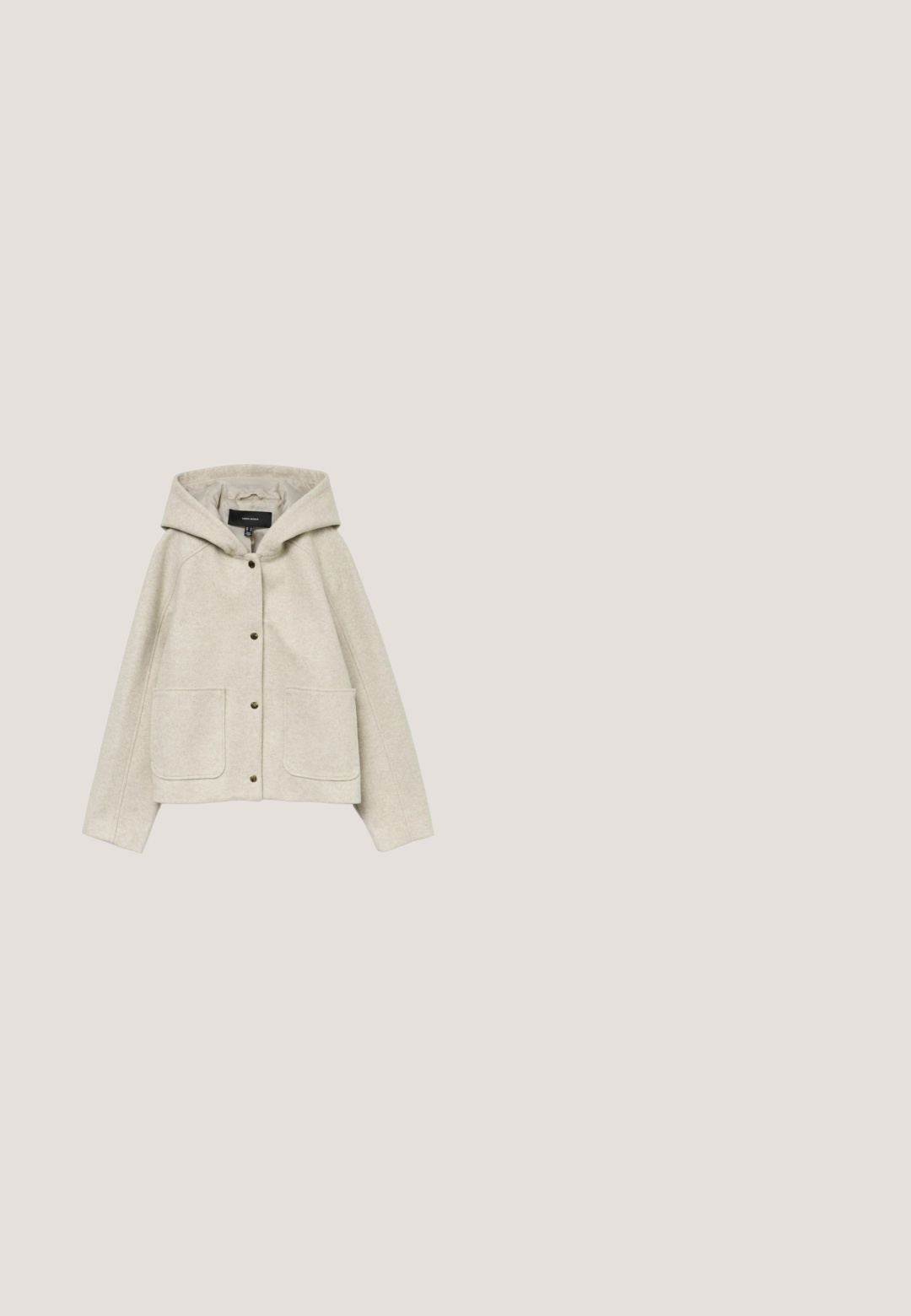 Beige ullblandet jakke med hette, lange ermer, frontknapper med trykknapp og to store frontlommer.; Kremfarget kort cardigan laget av mykt, ullent materiale. Har rund hals, frontknapper og ballongermer.; Lys beige kortermet strikket topp med rund hals og ribbede kanter. Myk tekstur og enkel design.; Lys beige vide benbukser i strik med elastisk talje, glat tekstur og subtilt logo nær taljen.; Brune semskede ankelstøvler med rund tå, bløt tekstur, enkelt design og en lavprofilgummi såle. Har en pull-tab bak.; Nylon hobo-veske i lys beige, med en rund form, slapp design og plisserte detaljer foran. Ingen synlige metalldetaljer.