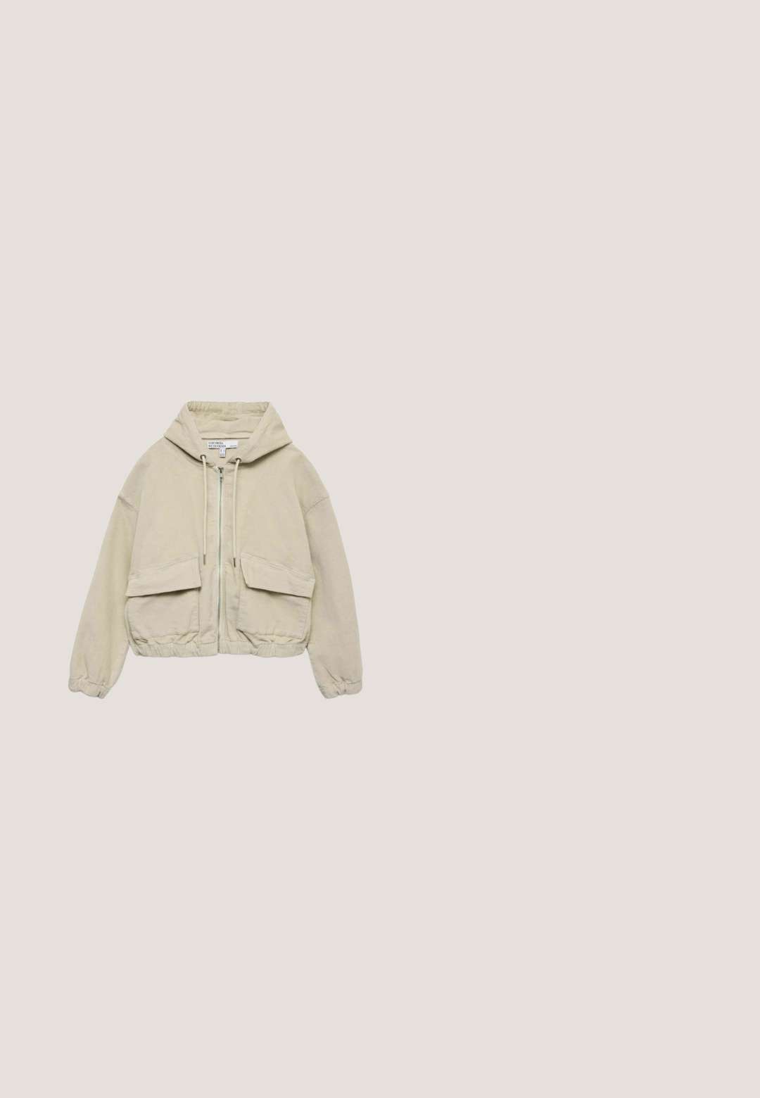 Vero Moda VMALIX Corduroy - Let jakke / Sommerjakker - oatmeal; Hættetrøje i cremefarve med forlomme og hætte, med grøn tekst "Matcha on my mind" på brystet og lille "pegador" logo nær lommen.; Beige bomulds t-shirt med høj hals, korte ærmer og løs pasform. Glat tekstur med et simpelt, minimalistisk design.; Cremefarvede joggerbukser lavet af blødt stof, med en bred benudskæring, elastisk talje og tætsiddende manchetter ved anklerne.; Hvid læder sneaker med perforeringer, brun Nike swoosh og snørebånd. Har en tekstureret sål og polstret krave.; Beige polstret tote bag med horisontal quiltet struktur, sorte håndtag og et blåt mærke på siden. Har en rektangulær form.