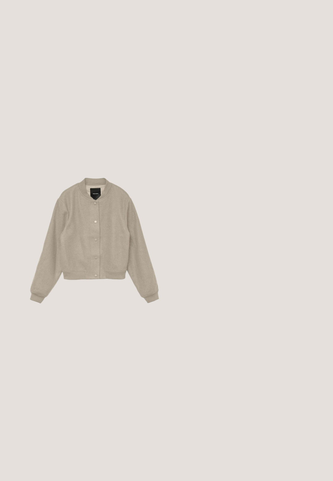 Veste beige clair à boutons, manches longues, poignets et ourlet côtelés, et col rond, posée à plat sur un fond blanc.; Cardigan beige clair à manches courtes avec boutons, col rond et poignets et ourlet côtelés, posé à plat sur un fond blanc.; Haut en tricot beige ajusté à manches courtes avec col rond et petite étiquette à l'intérieur du col.; Pantalon blanc à jambes larges avec des rayures verticales beiges et une taille élastique avec cordon, posé à plat sur fond blanc.; Baskets blanches à profil bas avec des accents en daim beige, design à lacets et semelle en caoutchouc marron, vues du côté extérieur sur fond blanc.; Sac à épaule en cuir couleur crème avec un fond incurvé et une seule sangle fine, présenté sur fond blanc.