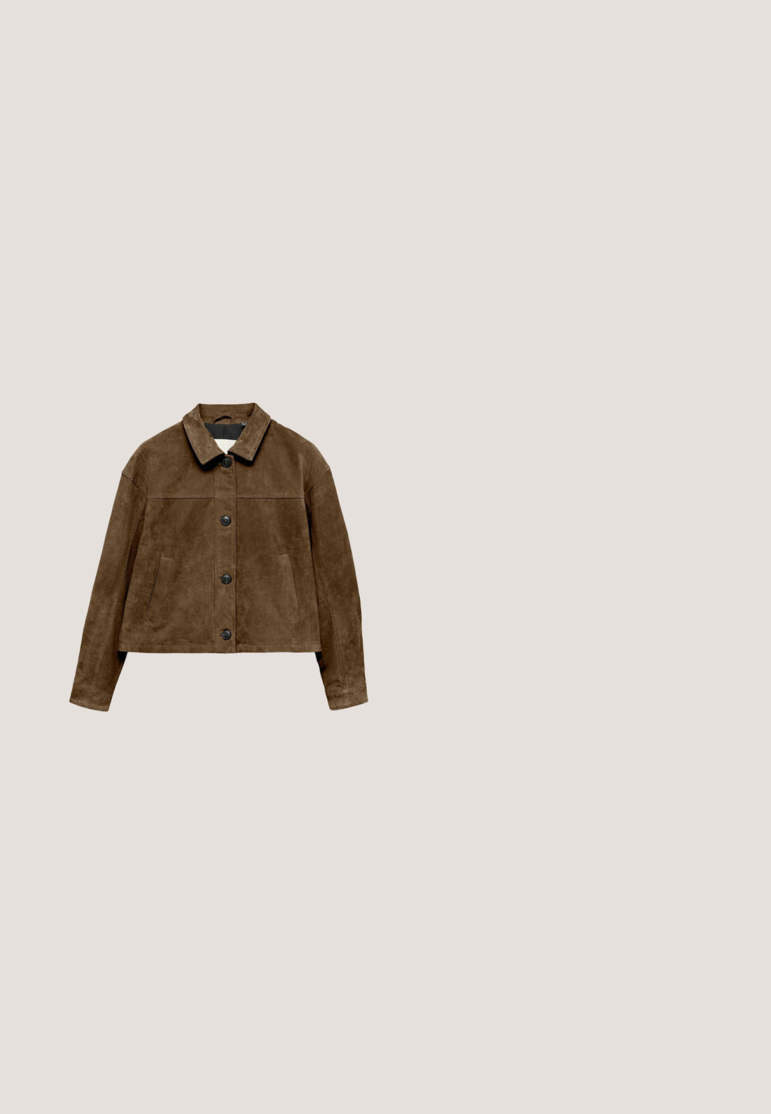 Veste en daim marron à boutons avec manches longues, col et poches fendues à l'avant sur fond blanc.; Bodysuit sans manches marron avec un col carré, fabriqué en tissu doux. Comprend une fermeture à pression en bas et une silhouette ajustée.; Shorts ajustés marron foncé avec une large ceinture, un devant plat et un ourlet court.; Botte en cuir marron foncé décontractée mi-mollet avec bout pointu et talon bloc sur fond blanc.; Lunettes de soleil rectangulaires en écailles de tortue avec des verres marron foncé et des branches fines, présentées sur fond blanc.; Sac à main en cuir marron à silhouette arrondie, avec des poignées courtes et une fermeture éclair. Présente une surface texturée et des éléments de design minimalistes.