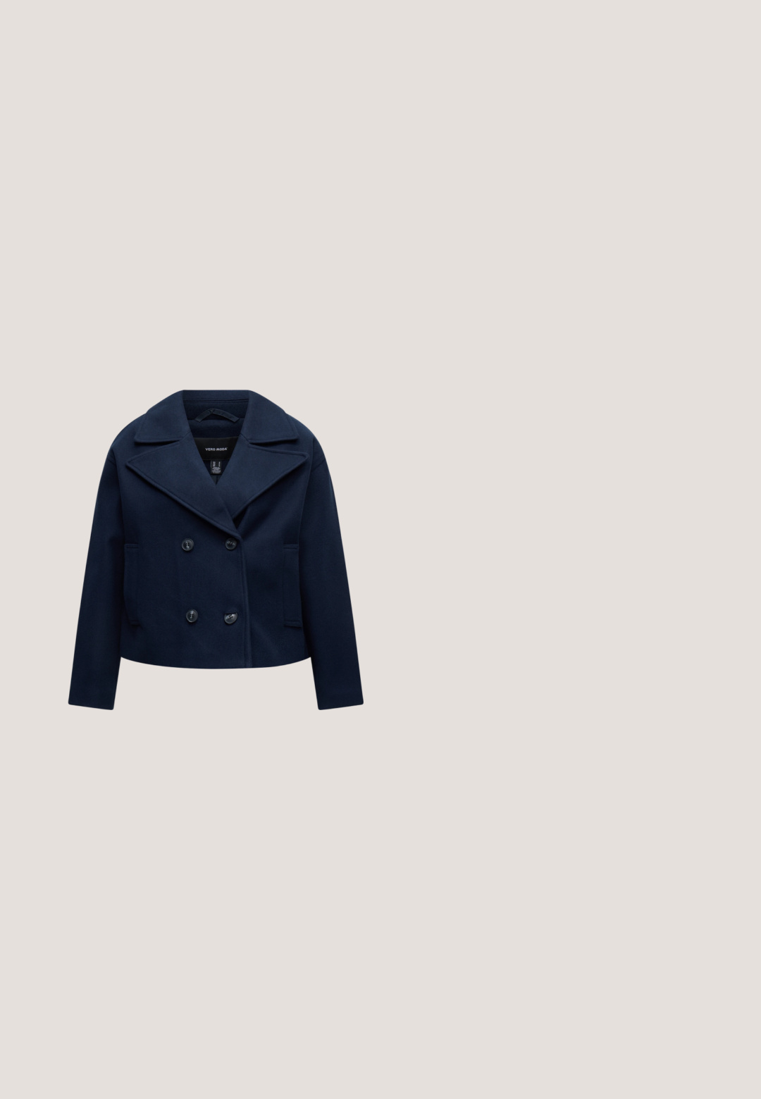 Marineblauwe cropped double-breasted jas met brede revers en lange mouwen, plat gepresenteerd op een witte achtergrond.; Paarse geplooide blouse met een gestructureerde kraag en gladde manchetten, met verticale textuur en een knoopsluiting aan de voorkant.; Marineblauwe wijde broek gemaakt van zacht, rekbaar materiaal. Kenmerkt zich door een vlakke tailleband en een gladde textuur; geen zichtbare patronen of hardware.; Witte hoge hak schoen met een puntige neus, blokhak en enkelbandje. Glamoureuze afwerking met een subtiele glans en een beige binnenvoering.; Zwarte gestructureerde draagtas met dubbele handvatten en gouden accenten, met een klein "Anna Field" logo onderaan in het midden.; Zilveren oorbel met een gepolijste afwerking, met kleine gouden accentdetails en een ronde vorm, gedragen op de oorlel.
