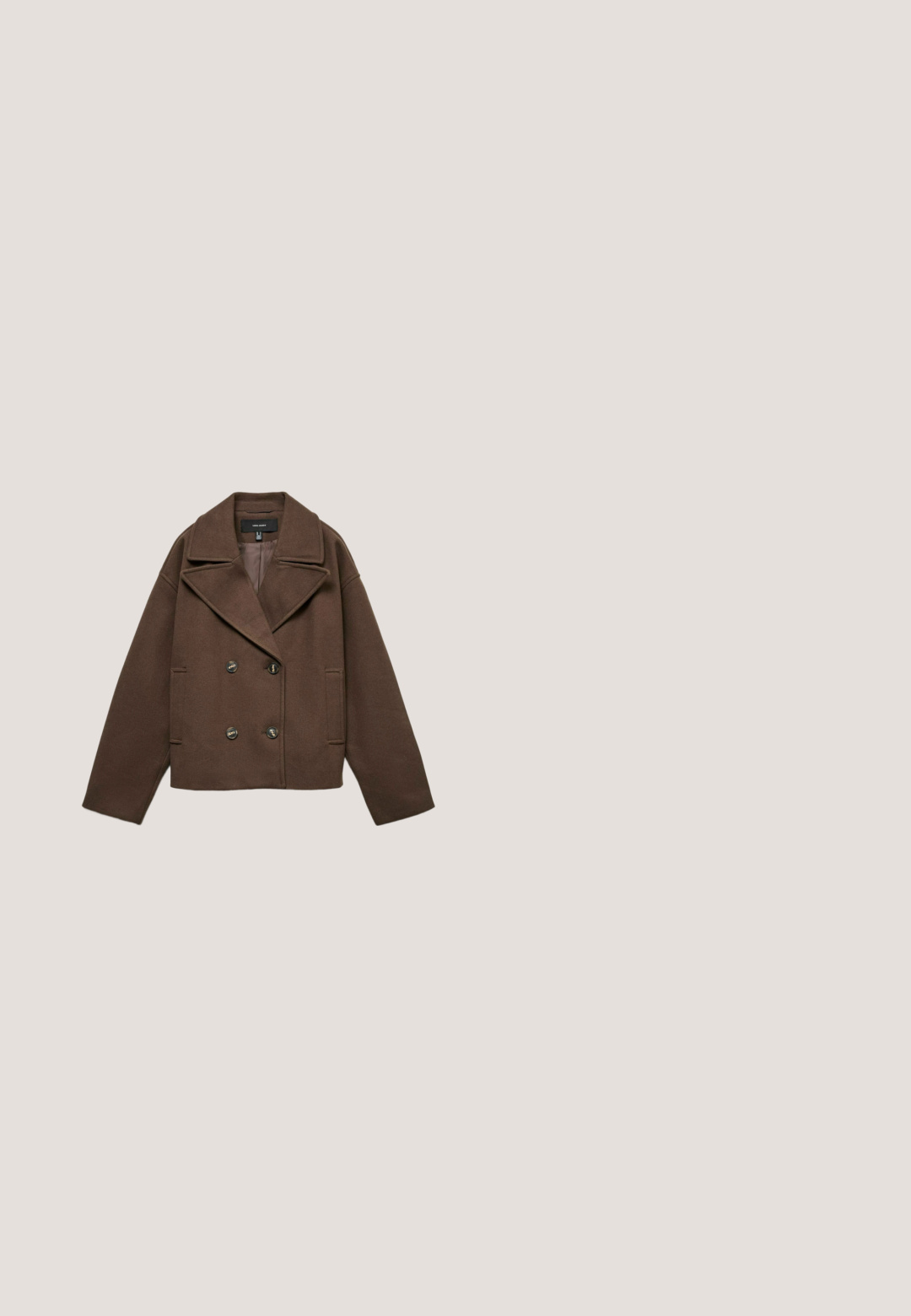 Bruine dubbelgeknoopte peacoat met een brede kraag, oversized pasvorm en zijzakken. Gemaakt van zachte, gestructureerde stof met knoopdetails.; Bruine en crèmekleurige gestreepte cardigan met een ronde halslijn, lange mouwen, knoopsluiting en geribbelde manchetten en onderrand. Materiaal van een katoenmix.; Donkerbruine longsleeve met ronde hals, relaxte pasvorm en een eenvoudig ontwerp, getoond op een witte achtergrond.; Bruine broek met wijde pijpen, hoge elastische tailleband en twee gebonden koordjes aan de voorkant, gemaakt van zachte stof.; Bruine suède enkelboots met een platte zool, ronde neus en een klein aantrek-lipje, gecombineerd met blauwe denim jeans met een rechte pasvorm.; Bruine leren hobo tas met een gladde textuur, een enkele schouderband en een ontspannen vorm. Heeft een minimalistisch ontwerp en geen zichtbare hardware.