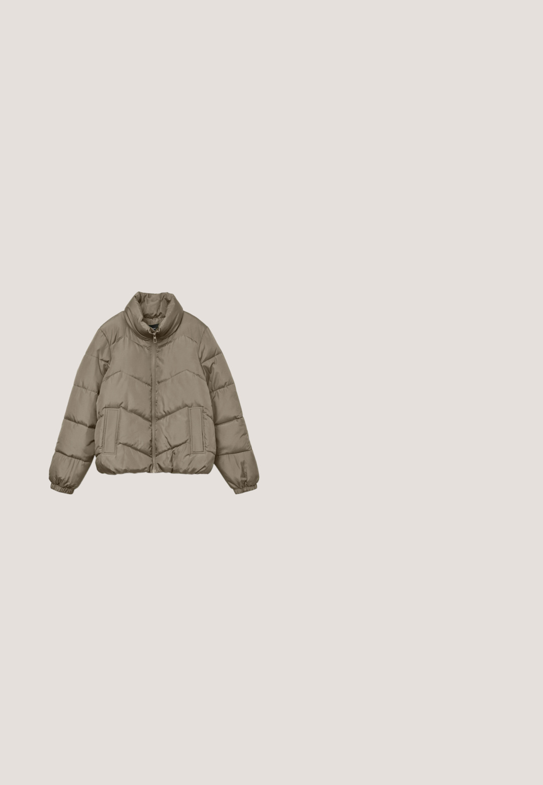 Puffjakke i dæmpet beige, med højt krave, lynlåslukning, chevronmønster på stoffet og sidelommer med elastiske manchetter.; Bordeaux-ribbet cardigan med lange ærmer, rund halsudskæring og seks lyse knapper fortil. Blød tekstur og tætsiddende design.; Brun tætsiddende langærmet top med lyserøde horisontale striber og en bred bådhals, vist på hvid baggrund.; Mørkeblå denim jeans med let falming, fem-pockets design, knaplukning og bootcut benstil, mærket "ONLY" på linningen.; Brun ruskind sneaker med lyserøde striber, lyserødt hælstykke, hvide snørebånd og brun gummisål set fra siden på hvid baggrund.; Brun ruskind hobo håndtaske med en enkelt bred rem og en blød, slap struktur mod en hvid baggrund.