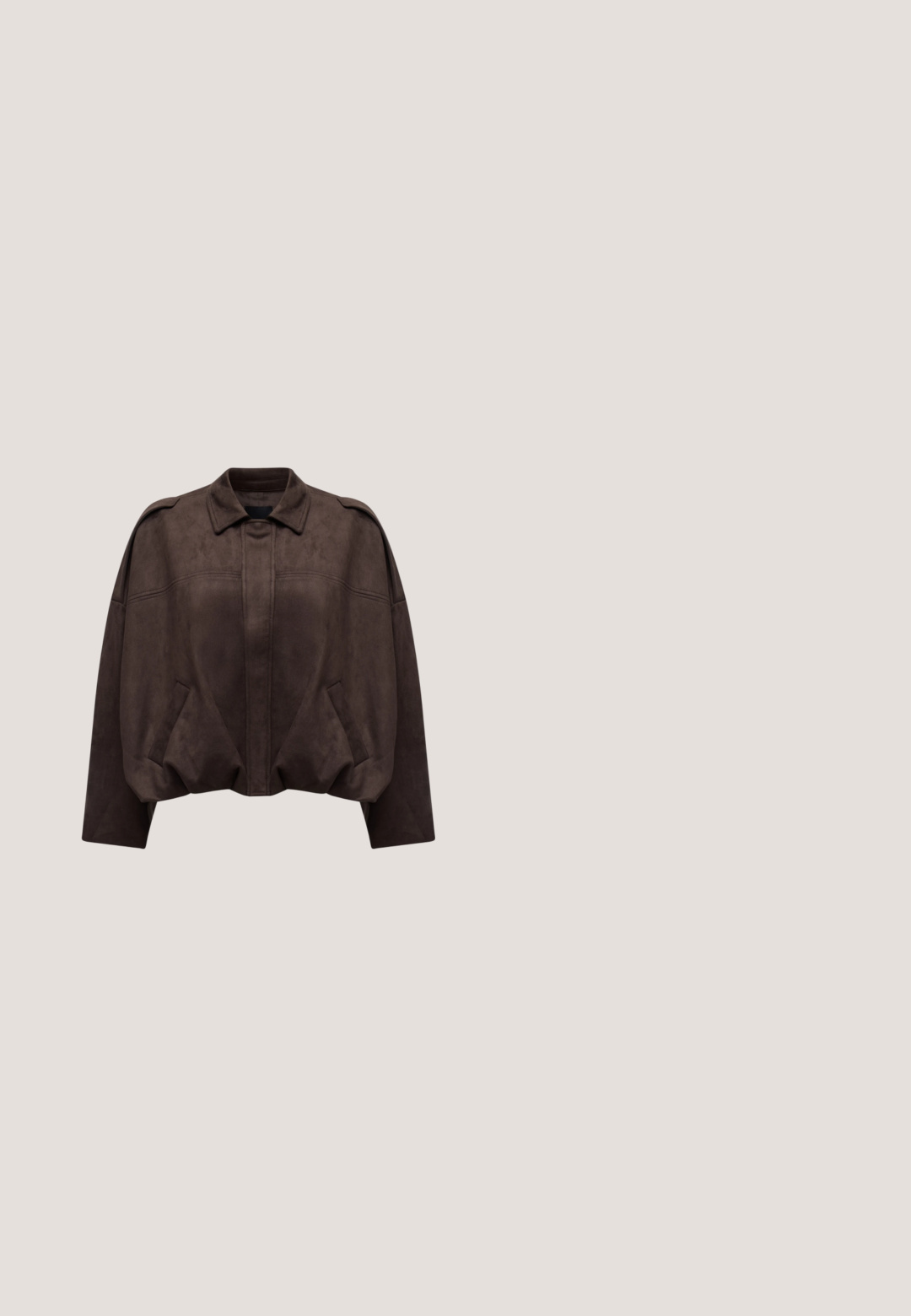Veste courte en daim marron foncé avec manches longues, col, poches avant et fermeture avant dissimulée sur un fond uni.; Haut marron à manches courtes en tissu doux et léger. Il présente un col rond et une coupe décontractée avec un ourlet droit.; Pantalon large marron foncé avec passants pour ceinture et fermeture avant dissimulée, présenté à plat sur fond blanc.; Chaussure slingback pour femme en cuir marron avec bout pointu et petit talon bloc sur fond gris clair.; Sac en cuir marron avec deux longues poignées, forme structurée, texture lisse et design minimaliste. Aucun matériel ni accent visible.; Boucles d’oreilles pendantes ton or avec trois segments irréguliers, lisses et arrondis empilés verticalement sur un fond clair uni.