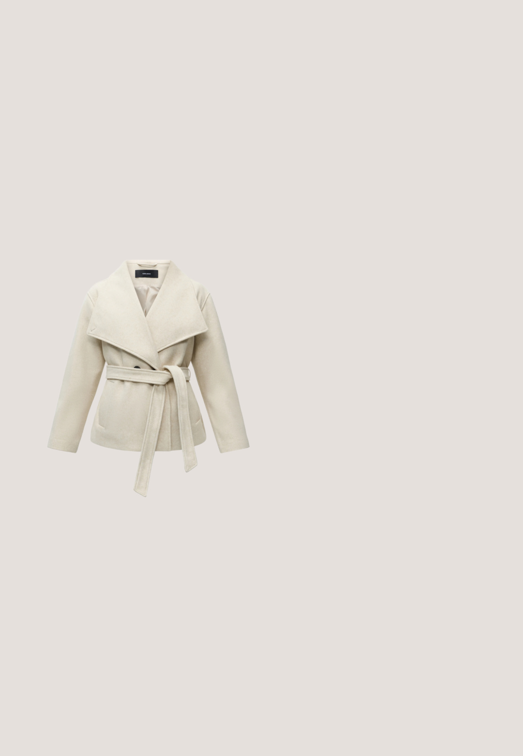 Manteau en laine beige avec ceinture, col à large revers, manches longues, deux poches avant et une ceinture en tissu à nouer autour.; T-shirt blanc à manches courtes avec trois plumes dorées et le texte "RÊVE-LE" et "DÉSIRE-LE" imprimés sur le devant.; Pantalon large marron avec taille élastique et cordon, présenté sur un fond blanc uni. Aucun logo ou motif visible.; Talons slingback en cuir verni brun avec un bout pointu, un talon fin, et une sangle réglable avec une petite boucle.; Sac à main rectangulaire en cuir marron foncé avec deux anses en boucle et une fermeture à rabat sur un fond clair uni.; Collier délicat en or avec une chaîne réglable et un pendentif brillant en forme de cœur ouvert.
