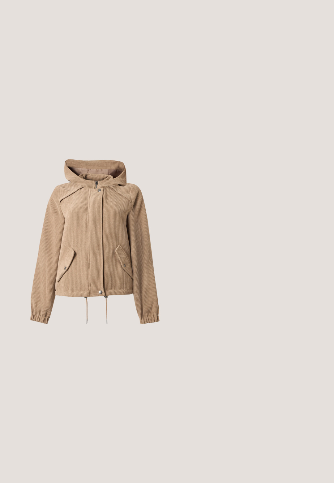 Chaqueta beige de pana con capucha, cremallera frontal, cierre de botones a presión, dos bolsillos con solapa en ángulo, dobladillo con cordón ajustable y puños elásticos.; Top largo de manga larga en color beige claro con textura acanalada. Presenta un encaje en el dobladillo y un diseño corto, con escote redondo y mangas ajustadas.; Vaqueros de mezclilla azul con pernera acampanada, cierre frontal con botón y cremallera, y bolsillos delanteros y traseros sobre un fondo liso.; Medias marrones acanaladas hasta la rodilla combinadas con unos zapatos planos Mary Jane de ante marrón, que cuentan con una correa decorativa y hebilla, llevados con un abrigo oscuro.; Bolso marrón rectangular de hombro con correas largas y detalles mínimos de costura sobre un fondo liso.; Pendientes de aro en forma de corazón tono dorado con un diseño delgado y abierto y postes en tono plateado. Superficie ligeramente texturizada con bordes suaves.