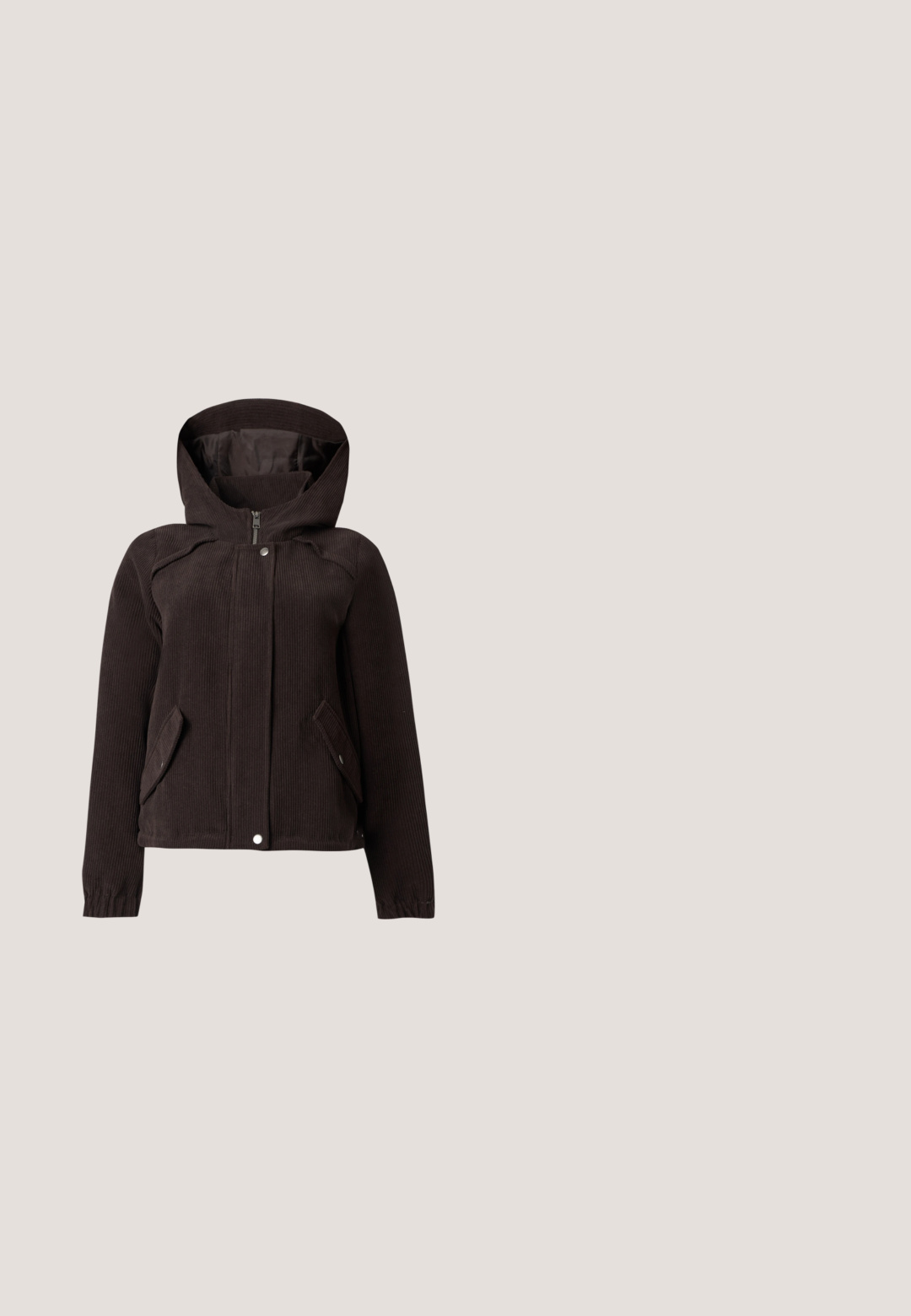 Chaqueta con capucha de pana marrón oscuro con cremallera frontal, botones automáticos, dos bolsillos diagonales con solapa y puños elásticos, mostrada sobre un fondo liso.; Vero Moda VMNEWKAI O-NECK CARDIGAN - Chaqueta de punto - black; Camiseta de algodón marrón con cuello redondo clásico, mangas cortas y un dobladillo recto. Textura suave, sin estampados ni adornos.; Vaqueros bootcut marrón oscuro con cierre de botón y cremallera, bolsillos delanteros y traseros, mostrados extendidos sobre un fondo blanco liso.; Zapato de tacón alto de cuero negro con punta afilada y tacón de aguja delgado sobre un fondo claro y liso.; Bolso de mano de piel trenzada marrón con ribete blanco, cremallera dorada y correa de hombro de tela marrón desmontable.