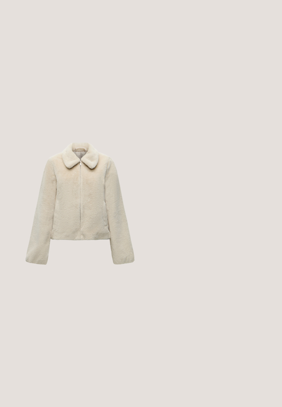 Veste en fausse fourrure couleur crème avec fermeture éclair devant et large col, présentée sur un fond gris clair.; Cardigan côtelé bleu clair avec des manches longues, un col rond à bordure festonnée et un système de fermeture à boutons avec de petits boutons décoratifs.; Chemise pour femmes à manches longues bleu clair avec des rayures blanches verticales subtiles et un col pointu sur un fond neutre.; Jean femme bleu foncé taille haute avec jambes évasées, poches avant et surpiqûres contrastantes, présenté sur un fond uni.; Talons slingback en cuir verni brun avec un bout pointu, un talon fin, et une sangle réglable avec une petite boucle.; Sac à main en cuir blanc avec un design plissé, doté d'une bandoulière en chaîne dorée et d'une forme arrondie. Texture lisse avec des plis doux et sans motifs.