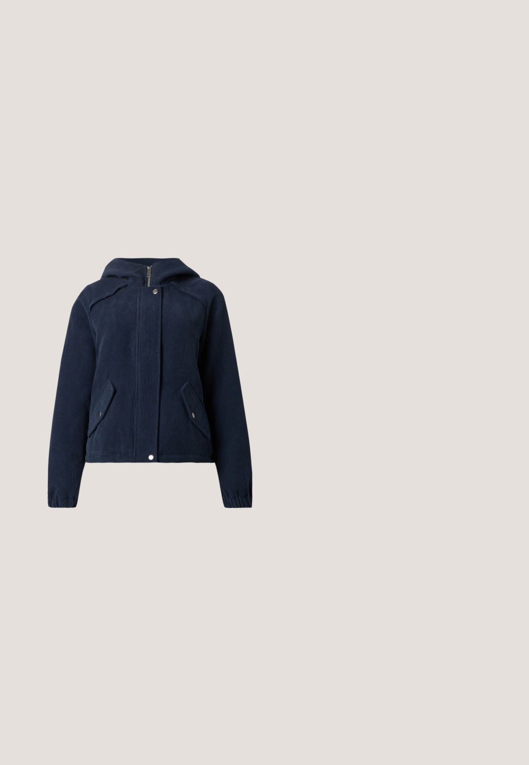 Marineblaue Cordjacke mit Kapuze, Frontreißverschluss und Druckknöpfen, langen Ärmeln und zwei vorderen Klappentaschen mit Druckknöpfen.; Gestreiftes Oberteil mit Rüschenausschnitt, in marineblauen Streifen auf weißem Hintergrund, aus weichem Stoff mit tailliertem Design.; Helleblauwe weite Hosen aus Baumwollmischgewebe, mit einem Kordelzugbund, zwei Fronttaschen und einer glatten Textur.; Beige Plattform-Sneaker mit einer weißen Sohle. Verfügt über metallisch goldene Akzente und eine glatte Textur. Schnürdesign mit runder Zehenform.; Dunkelblaue Denim-Schultertasche mit verknoteten Trägerenden und schlichter rechteckiger Form vor weißem Hintergrund.; Ohrstecker in Goldfarbe mit zwei tropfenförmigen klaren Steinen und drei glatten, abgerundeten Metallstücken. Polierte Oberfläche.