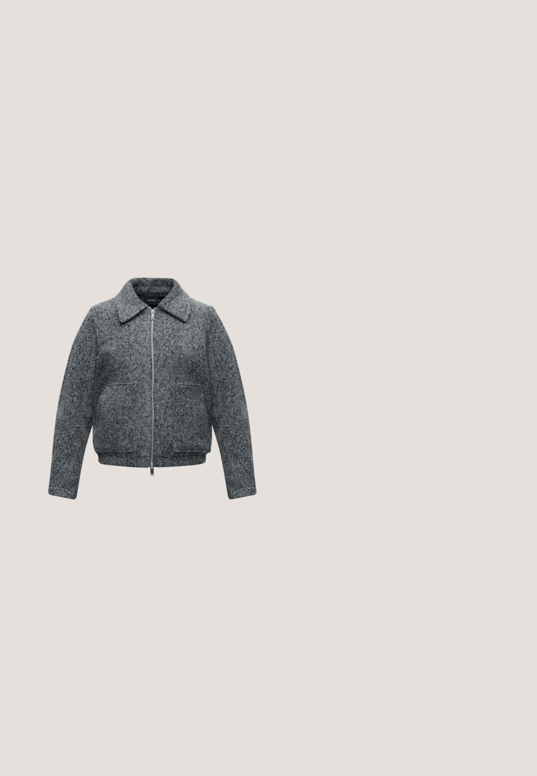 Grå uldblanding jakke med fuld front lynlås, to forlommer, lange ærmer og en bred krave.; Sort, tekstureret pullover med V-udskæring, der har lange, pufærmer og en omslagstype design.; Sorte denim straight-leg jeans med høj talje, fem-lomme design og synlig syning. Glat tekstur med en let falmet finish.; Sorte læder balletflade med rund tå, flad sål og en tynd justerbar rem over svangen med en metalspænde.; Sort læder skuldertaske med spænde på remmen, afrundede kanter og kontrasterende hvide syninger på en ensfarvet baggrund.; Sølvkæde med et lille vedhæng med bogstavet J i kursiv og justerbart lås på hvid baggrund.
