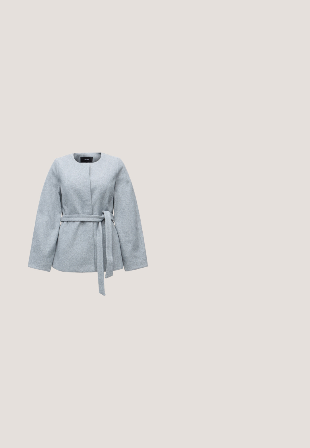 Hellgraue Langarmjacke mit rundem Ausschnitt, ohne Knöpfe und mit einem Selbstbindegürtel in der Taille, auf schlichtem Hintergrund dargestellt.; Schwarzer Rollkragenpullover aus leichtem Strickgewebe. Mit langen Ärmeln, taillierter Passform und weichem Ripptextil.; Schwarzweite Hosen mit weitem Bein aus glattem Stoff. Besitzt einen flachen Bund mit Gürtelschlaufen und ohne sichtbare Taschen. Schlichtes Design.; Schwarzer Wildlederslingback-Schuh mit spitzem Zehenbereich, niedrigem Absatz, offenen Seiten und verstellbarem Riemen mit einer Metallschnalle. Glatte Textur.; Schwarze Leder-Bucket-Bag mit zwei verstellbaren Schulterriemen und minimalen Nahtdetails auf schlichtem Hintergrund.; Silberne Creolen mit polierter Oberfläche, die kleine goldene Akzentdetails und eine runde Form aufweisen, am Ohrläppchen getragen.