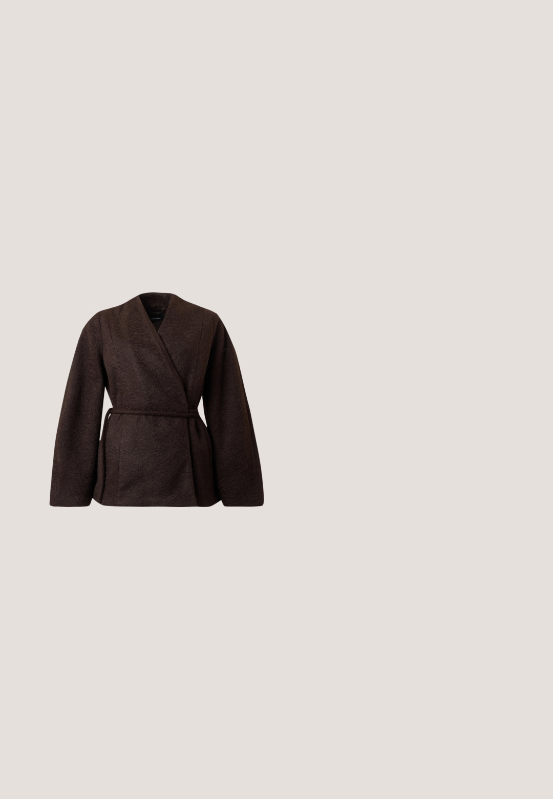 Veste portefeuille marron foncé à manches longues avec ceinture nouée à la taille, en tissu texturé.; Haut sans manches marron avec un design à une épaule, mettant en avant un devant noué et une texture de tissu drapé. Fabriqué en matériau extensible.; Pantalons évasés en simili cuir marron avec une taille haute et une texture lisse, présentant un design épuré et soigné avec de larges ouvertures de jambe.; Escarpin en cuir marron foncé à bout pointu avec petit talon incurvé sur fond blanc.; Sac à main en cuir marron de forme arrondie, avec deux anses et un porte-clés foulard décoratif. Il est doté d'une fermeture éclair et d'un design minimaliste.; Ceinture chaîne en or délicate avec de petites fleurs liées et une chaîne d'extension réglable sur un fond blanc uni.