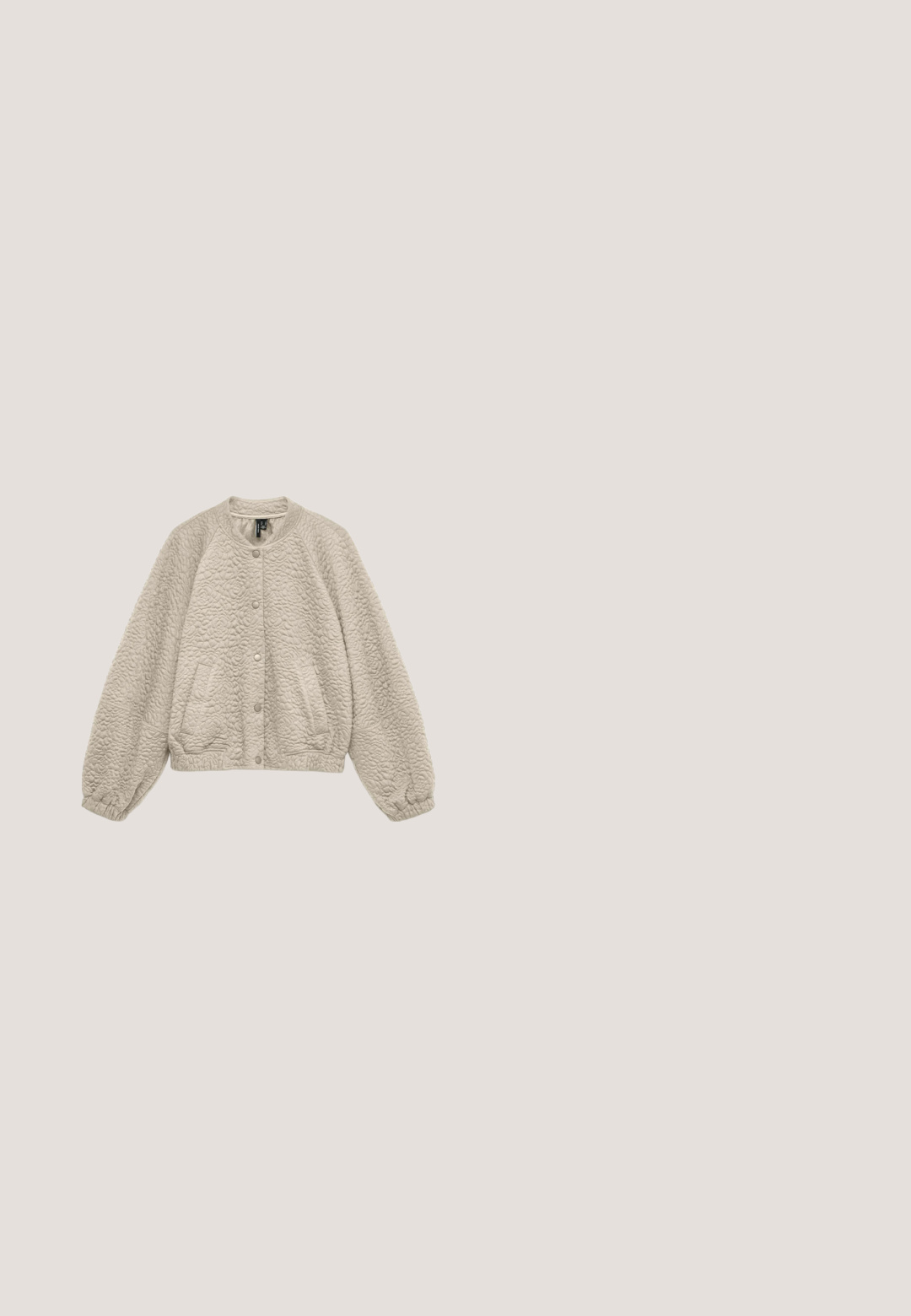 Beige doorgestikte jas met lange mouwen, ronde hals, drukknoopsluiting en elastische boorden en zoom.; Lange mouwen cardigan gemaakt van zacht, gestructureerd crèmekleurig breimateriaal, met een open voorkant en een ontspannen, losse pasvorm.; Top met korte mouwen en ronde hals van zachte, gestructureerde crèmekleurige stof. Heeft een losse pasvorm met een iets cropped zoom en doorgezakte schouders.; Crèmekleurige broek met wijd uitlopende pijpen, gemaakt van een gestructureerde stof, met een elastische tailleband en zijzakken. Eenvoudig ontwerp, geschikt voor casual dragen.; Beige leren ballerina's met een gerimpelde elastische opening, puntige neus en platte zool. Zachte textuur met een minimalistisch ontwerp.; Beige suède hobo tas met een brede, gebogen handgreep en een gladde, gestructureerde oppervlakte. Heeft een minimalistische vorm zonder zichtbare hardware.