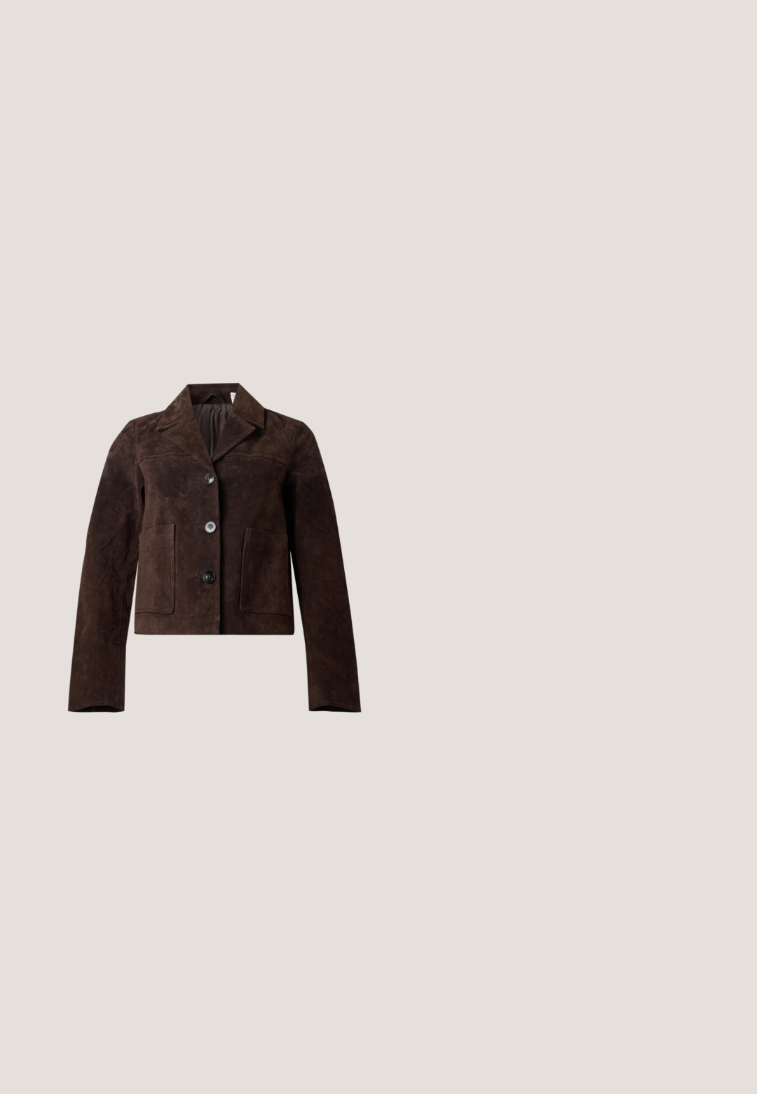 Veste en cuir suédé marron foncé avec manches longues, trois boutons sur le devant, un col et deux grandes poches avant, présentée sur un fond uni.; Chemise marron foncé à manches longues avec col roulé et silhouette ajustée sur un fond clair uni.; Jean en denim bleu taille haute avec jambes évasées larges, poches plaquées à l'avant, passants de ceinture et fermeture par bouton.; Bottine en cuir marron foncé avec une semelle plateforme noire épaisse et un talon bloc sur fond neutre.; Lunettes de soleil rondes avec des montures en métal doré et des verres vert foncé. Les branches présentent un design écaille de tortue pour un détail supplémentaire.; ONLY ONLKAIA - Ceinture - cognac