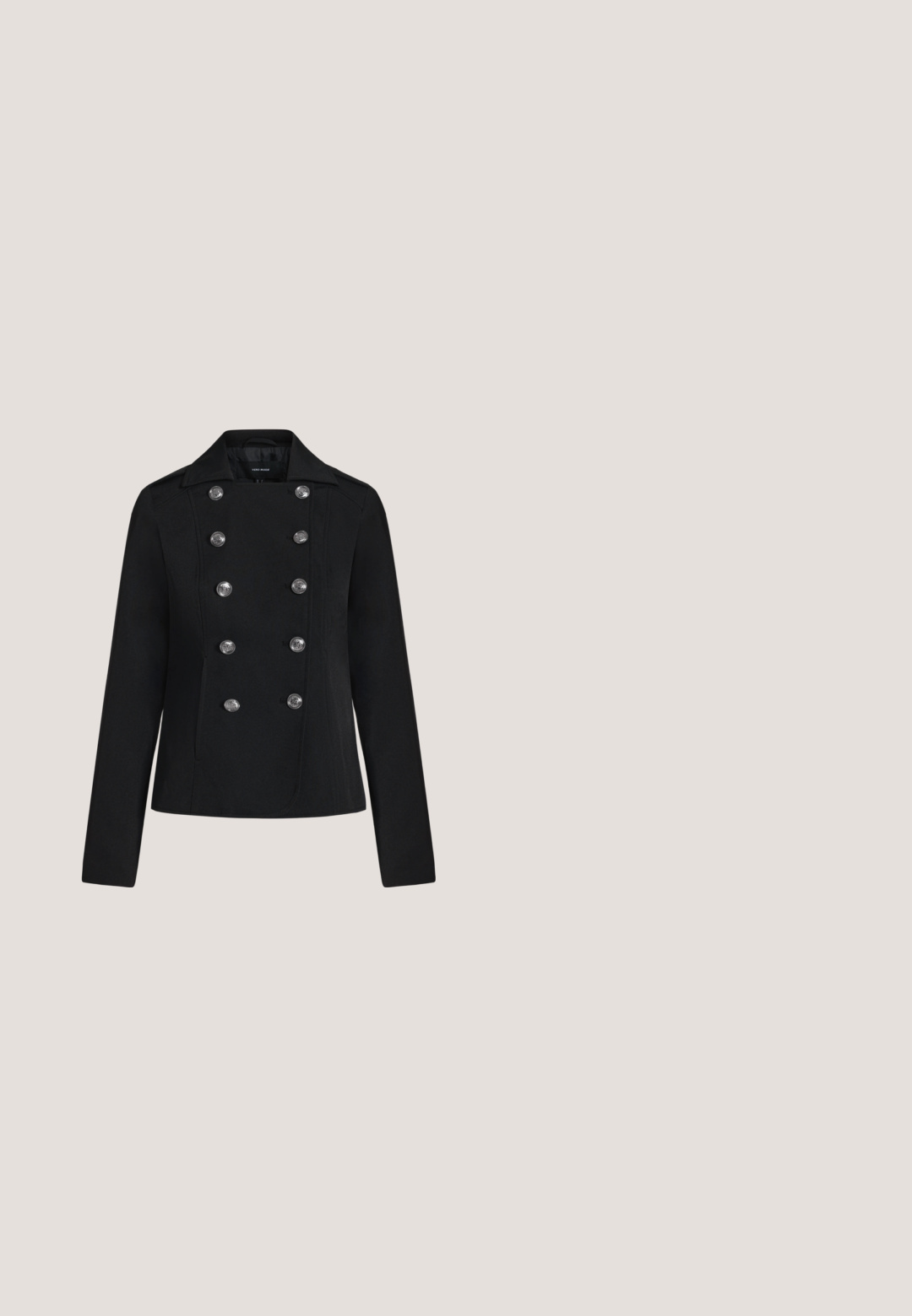 Zwarte dubbelgeknoopte jas met zilveren knopen, lange mouwen en een brede kraag, vooraanzicht op een egale achtergrond.; Lichtblauwe gebreide korte mouw blouse met geplooide mouwen, hoge halslijn en knoopsluiting aan de achterkant van de kraag.; Skinny jeans in lichtblauwe denim, met een middelhoge taille, vijf zakken en tonale stiksels, afgewerkt met een zachte textuur.; Zwarte enkellaars gemaakt van glanzend leer, met een puntige neus en een gemiddelde blokhak, voorzien van een gladde textuur en een eenvoudig ontwerp.; Compact zwarte leren crossbodytas met gouden rits, klein handvat bovenaan, afneembare band en zwarte bloemvormige hanger aan de voorzak.; Set van onregelmatig gevormde, gepolijste hoepel oorbellen van goudkleurig metaal met een open midden op een effen witte achtergrond.