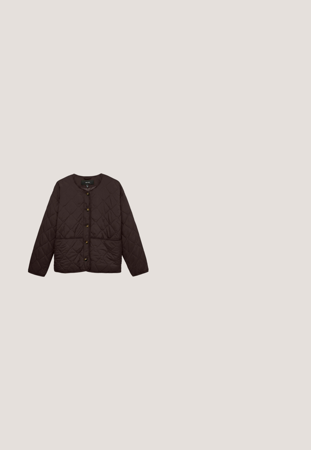 Veste matelassée marron foncé avec col rond, manches longues, fermeture à boutons sur le devant et deux poches avant.; Polo à manches longues avec larges rayures horizontales bordeaux et beige, patte à trois boutons et col bordeaux.; Pantalon droit marron foncé vu de dos avec deux poches arrière et un patch rectangulaire beige sur la taille.; Baskets en daim brun avec accents crème, lacets blancs et semelle en caoutchouc gomme, vues de profil extérieur sur fond blanc.; Sac à main en cuir brun avec deux longues poignées, design froncé, accents en métal doré et finition texturée.; Boucles d'oreilles pendantes avec perles rondes violet foncé, ovales texturées, dorées et irrégulières brun foncé ressemblant à des pierres, empilées verticalement.
