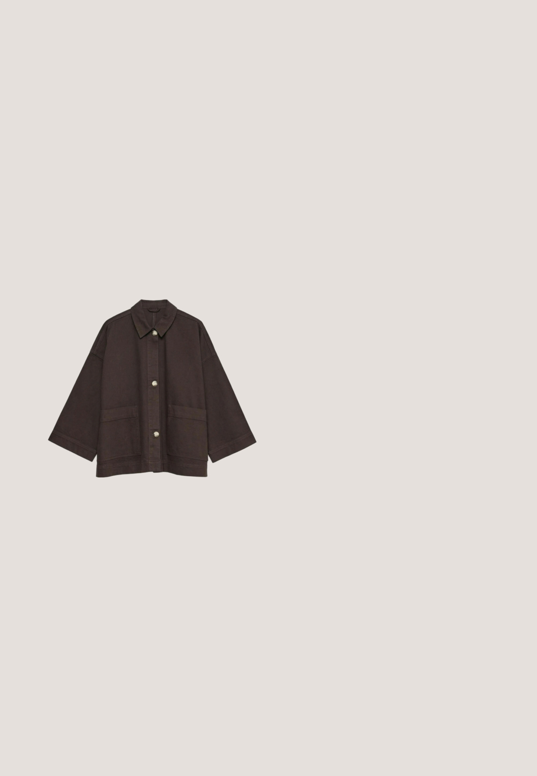 Mørkebrun oversized jakke med brede ærmer, knaplukning, to forlommer og en klassisk krave på hvid baggrund.; Mørkebrun cardigan med knapper foran, lange ærmer og en lille hvid broderet "wb"-logo på venstre bryst.; Brun langærmet skjorte med hvide og lyseblå vandrette striber og rund halsudskæring, vist på en hvid baggrund.; Bredde ben brune denim bukser med et klassisk fem-lomme design, der har en knaplukning og en glat overflade.; Sort læder ankelstøvle med elastiske sidepaneler, rund tå, kontrasterende gul syning og en kraftig gummisål.; Mørkebrun læder skuldertaske med en buet form, glat tekstur og en enkelt justerbar rem. Har lynlåslukning.