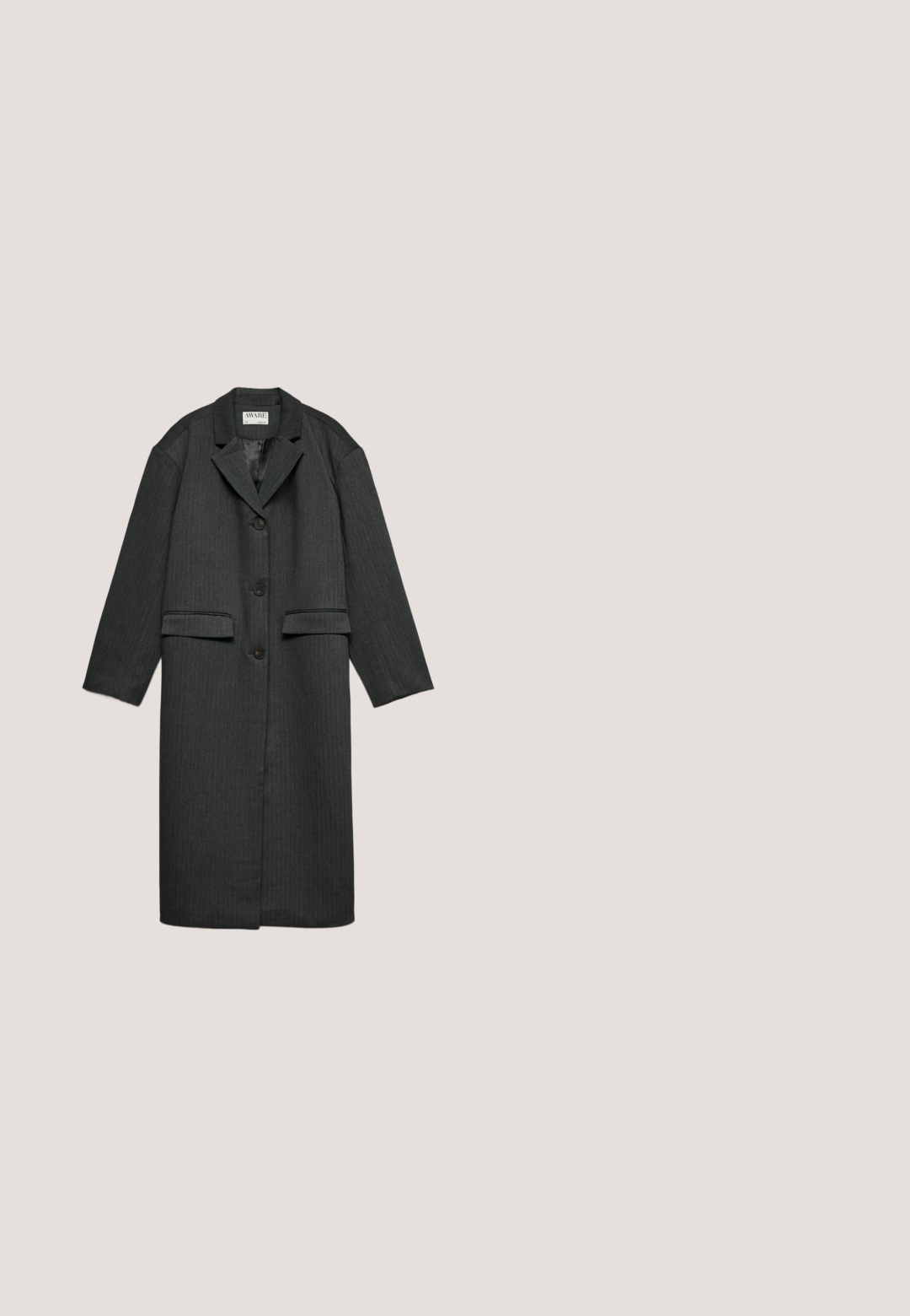 Long manteau gris foncé avec trois boutons noirs, col cranté, manches longues et deux poches avant à rabat, présenté sur fond blanc.; Pull polo en maille gris clair à manches longues avec col et trois boutons sur la patte de boutonnage avant, posé à plat sur un fond blanc.; Pantalons à jambes larges gris en tissu texturé avec une finition lisse. Dotés d'une taille asymétrique et de deux accents de bouton.; Bottine en cuir noir avec talon bloc carré et bout arrondi, vue latérale sur fond clair uni.; Lunettes de soleil cat-eye noires avec des verres foncés, monture en plastique brillant et accents en métal argenté sur les branches. Texture lisse sur l'ensemble.; Sac à main en cuir noir avec doubles longues poignées et une forme rectangulaire lisse et courbée, présenté sur fond blanc.
