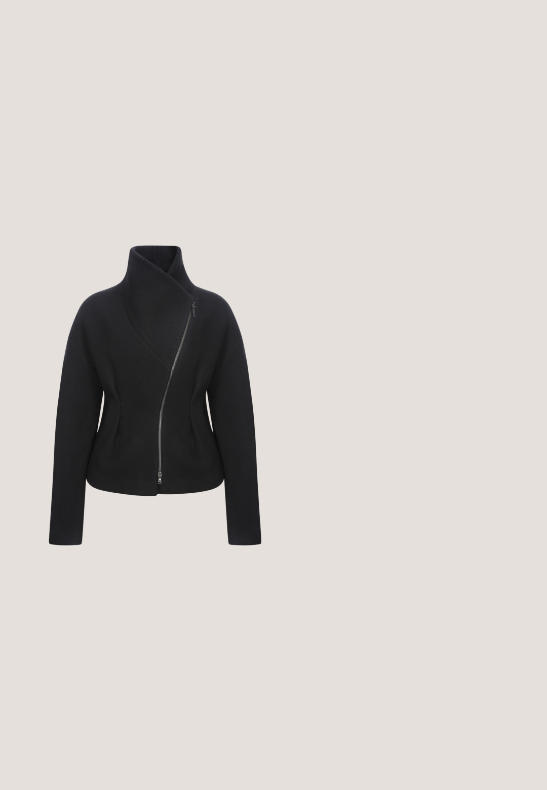 Sort, tætsiddende jakke med høj krave, asymmetrisk lynlåslukning, lange ærmer og en glat tekstur. Rene linjer, ingen synlige mønstre.; Sort t-shirt med korte ærmer og tætsiddende design, prydet med et sommerfuglemotiv lavet af lyserøde rhinsten med strålende mønstre.; Sorte læderbukser med slim fit, flad talje og udskæring i bunden. Glat tekstur og minimalistisk design uden synligt hardware.; Mislykkedes med at generere alt-tekst; Halvmåneformet håndtaske i sort og grå mønster med guld kædede detaljer, sort justerbar skulderrem og "Gattinoni" branding på fronten.; Rhinestone halskæde med en sølv kæde, der har et bue-design i centeret og to tåreformede accenter hængende ned.