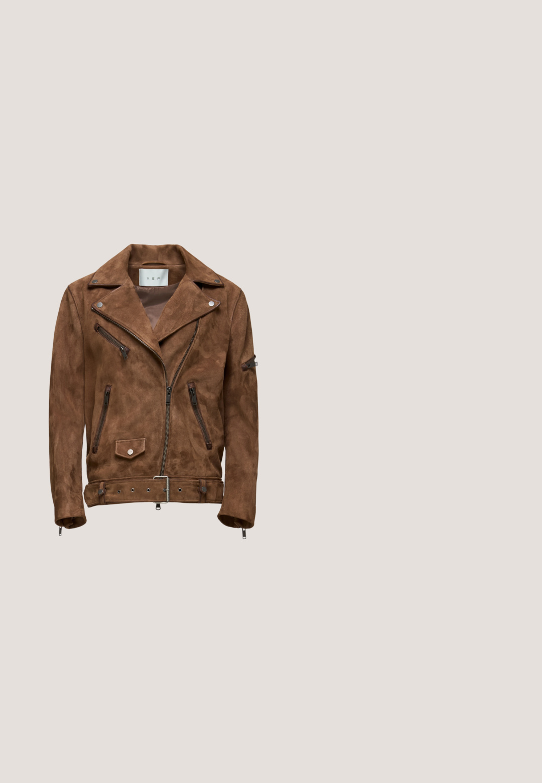 Brun ruskind motorcykeljakke med sølvhardware, asymmetrisk lynlås, to frontlomme med lynlås og en trykknap lomme på brystet.; Beige strikket cardigan med V-hals, lange ærmer og fire knaplukninger. Har et tekstureret mønster og ribbet kant.; Brun og hvid plaid knap-op skjorte med to brystlommer, der har en klassisk krave og knap-ned foran. Blød stofstruktur.; Mørkebrune bukser med vide ben, bæltestropper, knaplukning foran og sidelommer, lagt fladt ud på en hvid baggrund.; Brun ruskind ankelstøvle med sølvspænde, der står på tekstureret fortov nær en flisebelagt væg.; Brun læderbælte med en dekorativ sølvspænde med et fiskebensmønster og store metalstuds langs remmen.