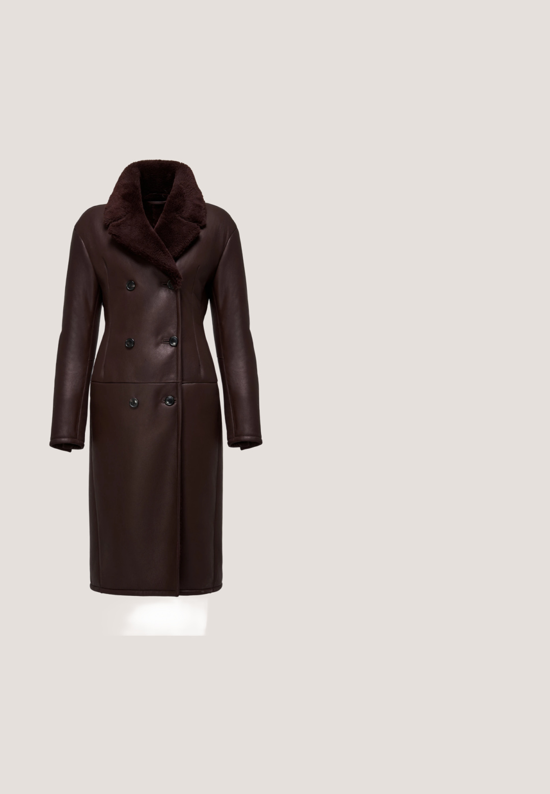 Manteau en cuir brun à double boutonnage avec un col en shearling texturé de couleur brun foncé. Doté de longues manches et de deux rangées de boutons.; Robe en tricot marron à manches longues avec un col haut et des fentes sur les côtés. Texture lisse et silhouette ajustée. Design simple et minimal.; Escarpin en daim taupe à talon haut, bout pointu et talon en forme de cône sur fond blanc.; Lunettes de soleil en écaille de tortue avec une monture lisse et surdimensionnée. Verres dégradés et logo doré en accent sur les branches. Branches courbées.; Sac à main en daim marron foncé avec une pochette zippée assortie, tous deux placés sur un fond clair uni.; Boucles d'oreilles créoles en or avec de petites pierres ovales de couleur ambre suspendues à chacune. Le design est simple, avec une texture lisse et des détails minimalistes.