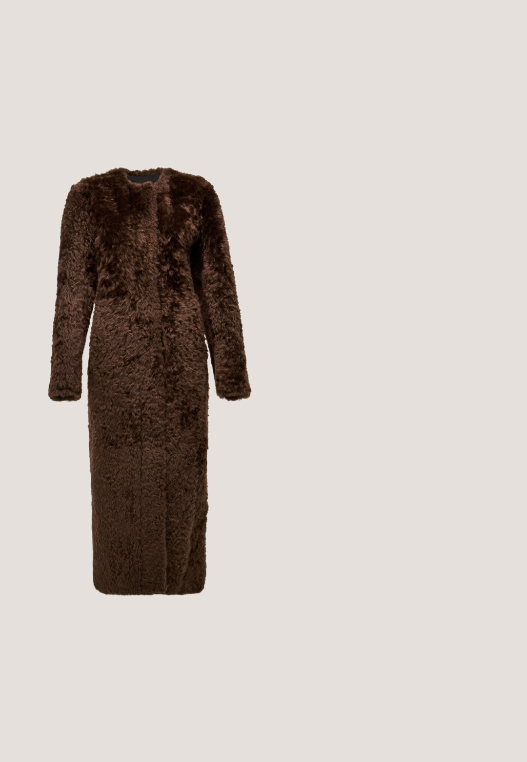 Manteau long brun en matière duveteuse. Il présente des manches longues, une coupe droite, et un design minimaliste sans fermetures visibles.; Bodysuit à manches longues en tissu marron foncé, avec un col haut, une texture lisse et un dos dégagé, offrant une coupe ajustée.; Pantalon taille haute marron foncé à jambes larges, avec plis sur le devant, passants pour ceinture et fermeture éclair dissimulée à l'avant.; Chaussure à talon haut en daim marron à bout pointu avec un talon aiguille fin sur fond blanc.; Sac bandoulière en daim marron foncé avec des clous dorés et un fermoir rectangulaire doré, doté d'une bandoulière réglable avec des pièces métalliques dorées.; Bracelet manchette en or avec bande texturée et extrémités serties de petites pierres précieuses claires, présenté sur un fond neutre.