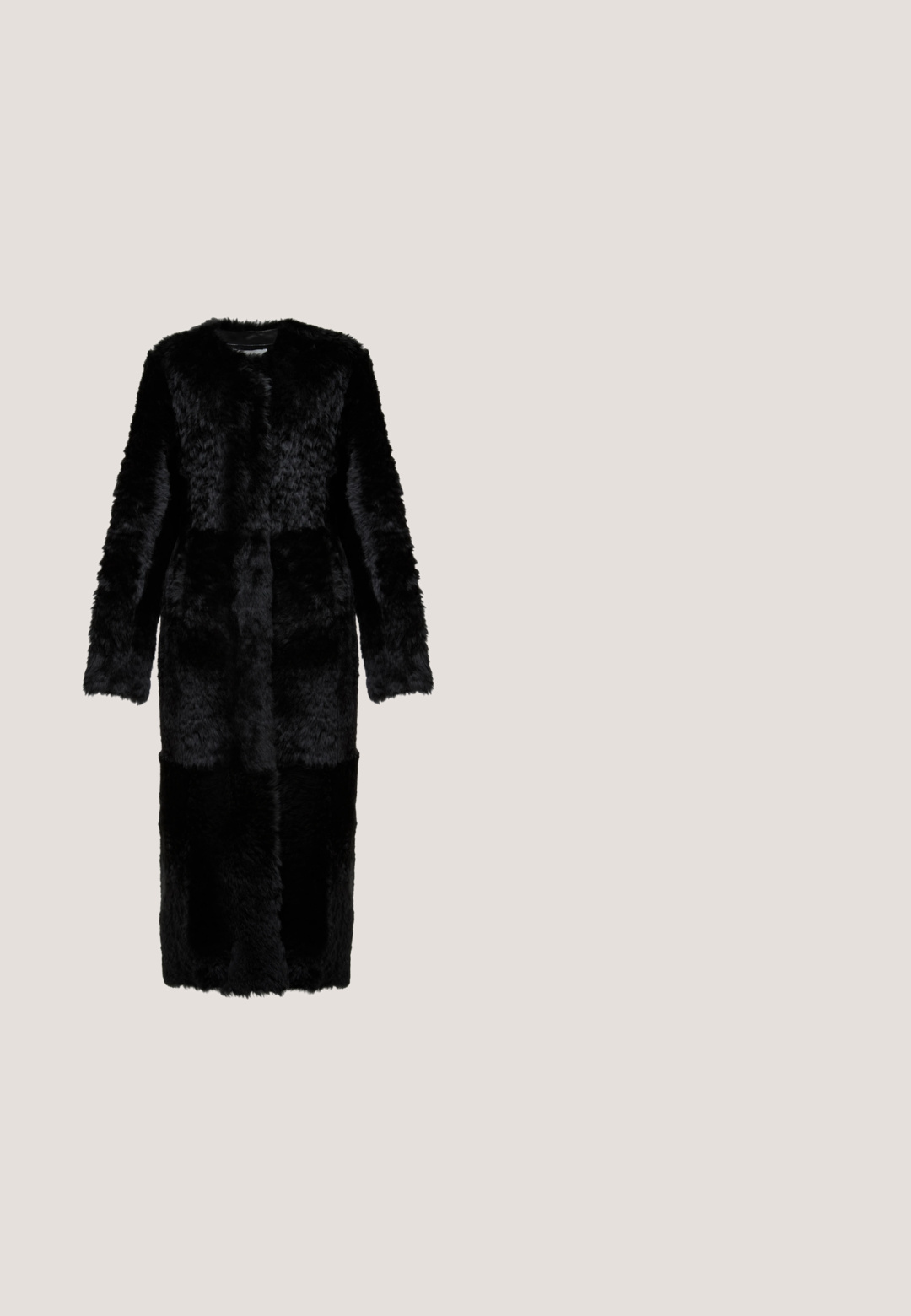 Manteau en fourrure noire longue avec une finition texturée, doté d'un col rond, de longues manches et d'un design à l'avant ouvert. Pas de matériel visible.; Chemise noire à manches longues boutonnée avec motif en dentelle florale et col et poignets unis.; Pantalon large noir avec broderie florale en œillet et fermeture éclair à l'avant, présenté sur un fond blanc.; Chaussure noire en cuir à talon kitten avec bride arrière, bout pointu et laçage décoratif à l'avant.; Sac hobo en fausse fourrure noire avec une bandoulière large et incurvée et un grand dessus ouvert. Présente une texture lisse et un design minimaliste.; Bague en or lisse et brillante avec un design ouvert et incurvé sur fond blanc.