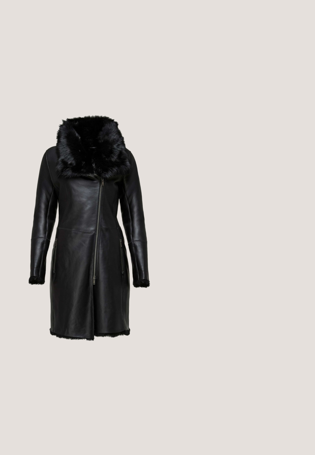 Sort læder lang frakke med asymmetrisk frontlynlås, stort fluffy pelskrave og pelskant på ærmerne og kanten.; Sort turtleneck-top lavet af ribbet stof, med lange ærmer og en tætsiddende silhuet. Glat tekstur med diskret skulderdetalje.; Sort læderskirt med en glat overflade, høj talje og lukning med knap foran. Har en slank, minimalistisk silhuet. Ingen mønstre eller accenter.; Sort læder ankelstøvle med spids tå, slank stiletto hæl og guld kæde accent omkring anklen. Glat tekstur, strømlinet design.; Rektangulær sort håndtaske med leopardprint på frontpanelet, sort diagonalt kantbånd med "PEPE JEANS" tekst og en sort læderrem.; Guldhalskæde med forlængede led, der har en toggle-lukning og en rund vedhæng gravert med "LIEBESKIND."