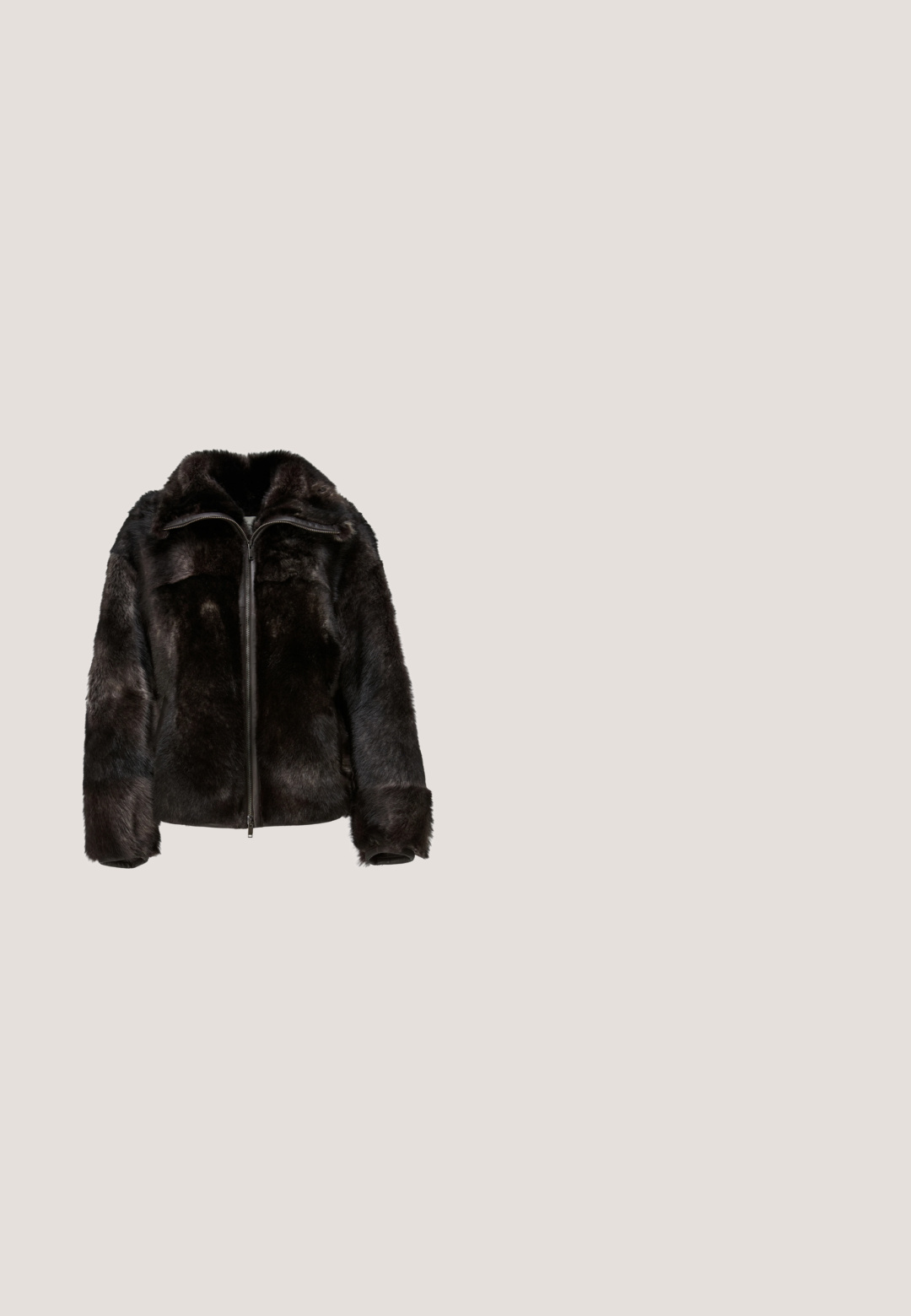 Jakke af kunstpels i mørkebrun med høj krave, lynlåslukning og brede ærmer. Har en blød, tekstureret overflade med et slankt design.; Sort langærmet rullekraveskjorte med tætsiddende pasform og let forkortet længde, vist på en hvid baggrund.; Sorte læderbukser med slim fit, flad talje og udskæring i bunden. Glat tekstur og minimalistisk design uden synligt hardware.; Sort læder ankelstøvle med spids tå, slank mellem-hæl og en dekorativ tynd rem med en lille guldbeklædning omkring anklen.; Sort læderhåndtaske med en glat tekstur, der har en fletdetalje på siden og et guldfarvet cirkulært håndtag med branding.; Gul manchetarmbånd med en poleret, glat overflade. Buge design, åbne ender og en skinnende finish fremhæver dets elegante udseende.