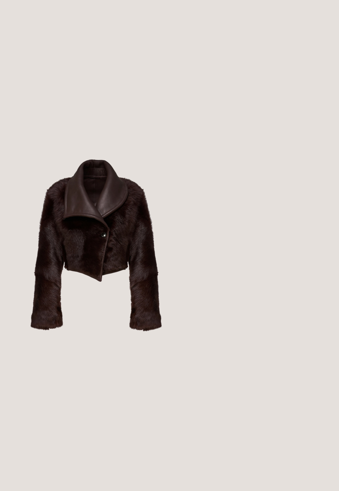 Veste courte en fausse fourrure marron avec un large col en cuir, une fermeture à un bouton et des manches longues avec une finition douce et texturée.; Top à manches longues marron foncé avec tissu froncé et encolure asymétrique, cintré à la taille.; Une jupe longueur genou en tissu léger et transparent avec un motif à carreaux dans des tons de marron et de crème, texture lisse et bords nets.; Chaussure à talon slingback en cuir noir à bout pointu avec un talon petit incurvé et une bride réglable à boucle.; Sac à main en cuir verni noir brillant avec une forme triangulaire et une large anse froncée s'ouvrant au centre en haut.; Boucles d'oreilles pendantes avec perles rondes violet foncé, ovales texturées, dorées et irrégulières brun foncé ressemblant à des pierres, empilées verticalement.