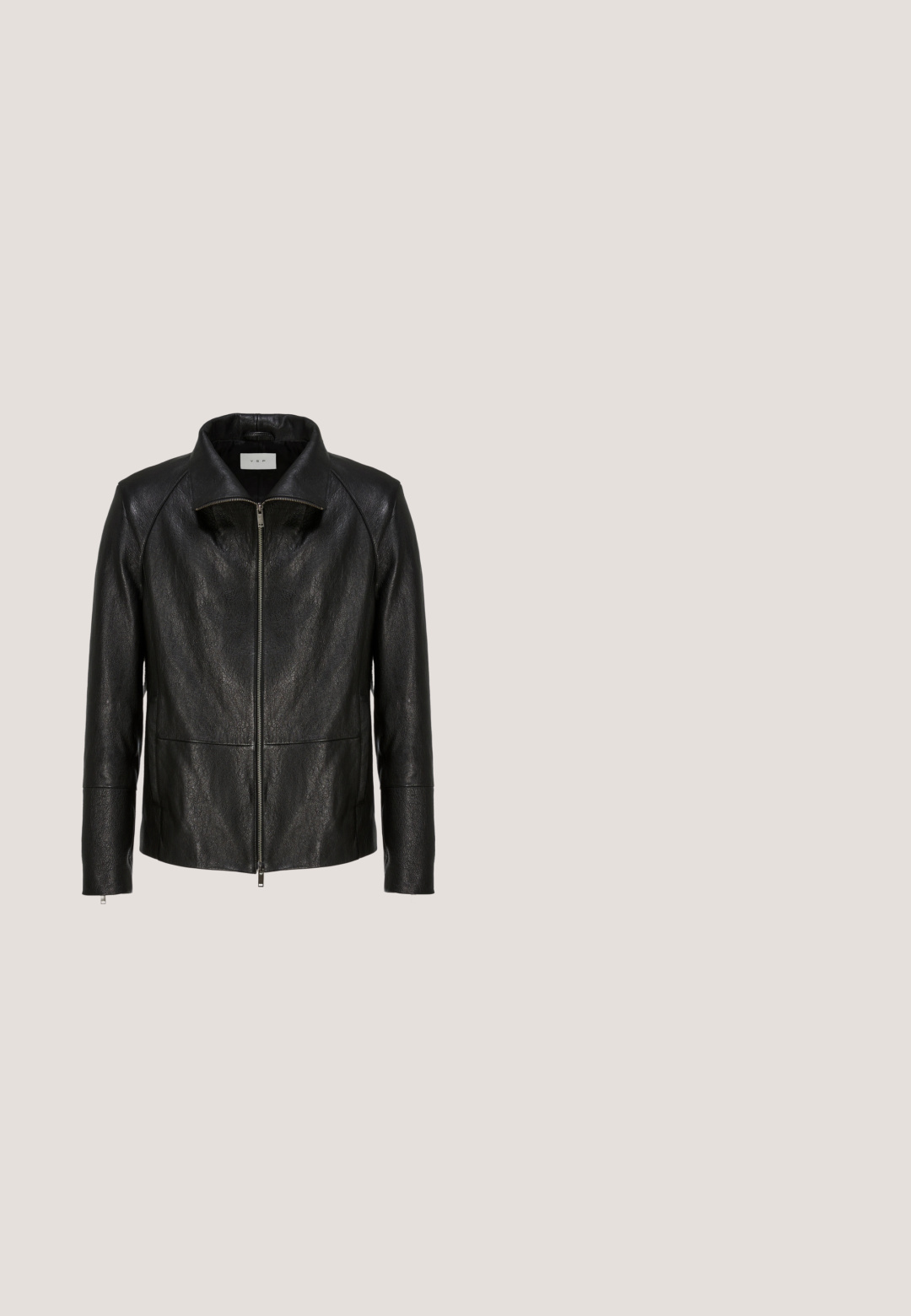 Veste en cuir noir avec une fermeture éclair à l'avant, un col pointu et des manches longues. Dispose de deux poches avant et d'une finition texturée.; T-shirt blanc à manches courtes avec un petit logo noir "PEGADOR" et un motif feuille sur la partie supérieure gauche de la poitrine, ainsi qu'une petite étiquette sur l'ourlet inférieur.; Jean en denim bleu clair avec une coupe droite, taille haute, style cinq poches et décoloration légère, avec fermeture à bouton en métal.; Baskets basses blanches avec lacets, dessus en cuir lisse et semelle extérieure en caoutchouc plate, vues de côté sur fond blanc.; Sac bandoulière noir avec un rabat en cuir texturé, de forme rectangulaire, sangle réglable, fermeture éclair, et finition en tissu lisse.; Collier en métal argenté composé de plusieurs maillons de chaîne, présentant des formes et des tailles variées. Fermoir ajustable avec une extension de chaîne pour un ajustement parfait.