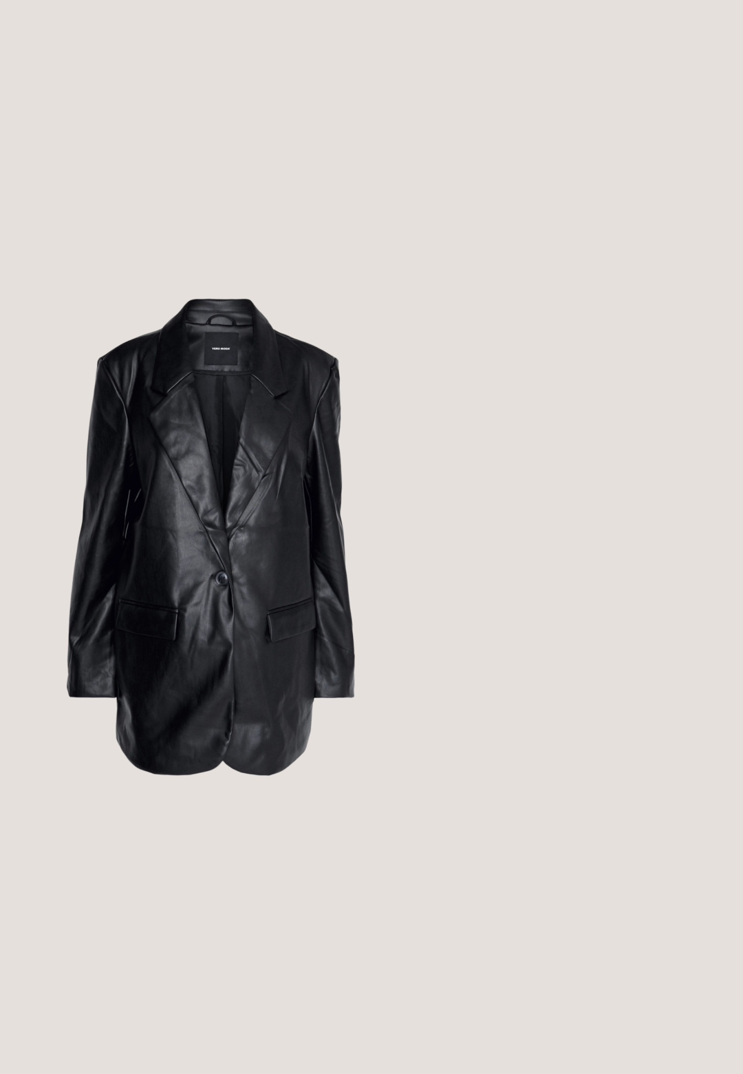 Vero Moda Tall VMOLIVIA - Lühike jakk - black; Tumes sinise paisley mustriga mähkmedress, lühikeste varrukatega ja lipsuga vööd. Omab V-kaelust ja esist lõhet liikumise mugavuseks.; Üks metallik kuldne kõrge kontsaga rihmikuga king, terava varba ja pandlaga rihmaga, hõljuv poleeritud betoonpõranda kohal.; Kasside silmaga päikeseprillid mustade raamidega ja hallide läätsedega. Omab beeži tempeltippe ja kuldseid aksessuaare esiosas.; Mustast nahast käekott kogutud disainiga, hõbedane klamber ja ketist rihm. Esiküljel on peenelt reljeefne bränd.; Kuldtooniga kõrvarõngad, millel on lilleline disain ja pärliläikega aktsendid, koos suurema pärlipoolusega. Kaunistatud väikeste, selgete kristallidega.