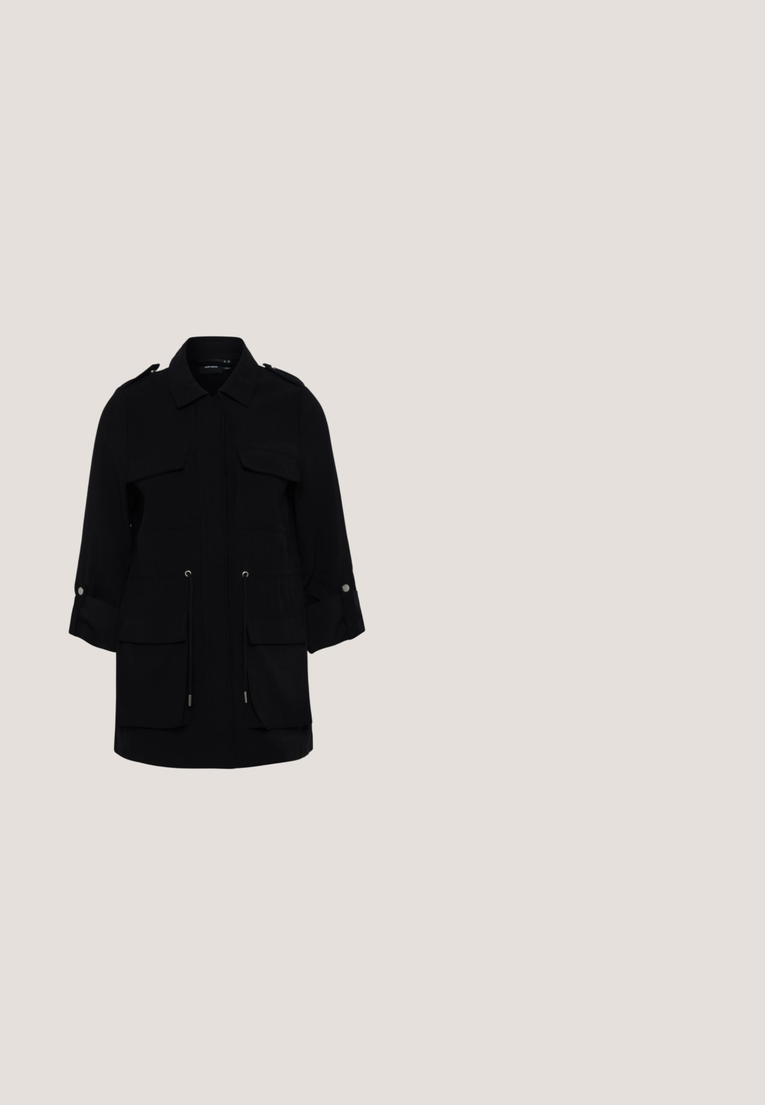 Chaqueta de utilidad negra con un diseño estructurado, dos bolsillos frontales, mangas enrolladas, cintura con cordón y acentos en hardware plateado.; Pieces PCSIMA - Camiseta de manga larga - black; Pantalones slim-fit azul oscuro con cintura ajustable, fabricados en un tejido suave y elástico, con diseño de frente plano y pierna estrecha.; Zapatilla alta negra con cordones blancos y suela de goma. Presenta una textura de cuero suave y detalles de costura blanca.; Bolso de hombro rectangular negro con correa larga, bolsillo frontal con solapa y botón, bolsillo con cremallera, y compartimentos rectangulares cosidos.; Pendientes de aro plateados en forma de corazones entrelazados, con una textura pulida y una superficie lisa para un aspecto elegante.