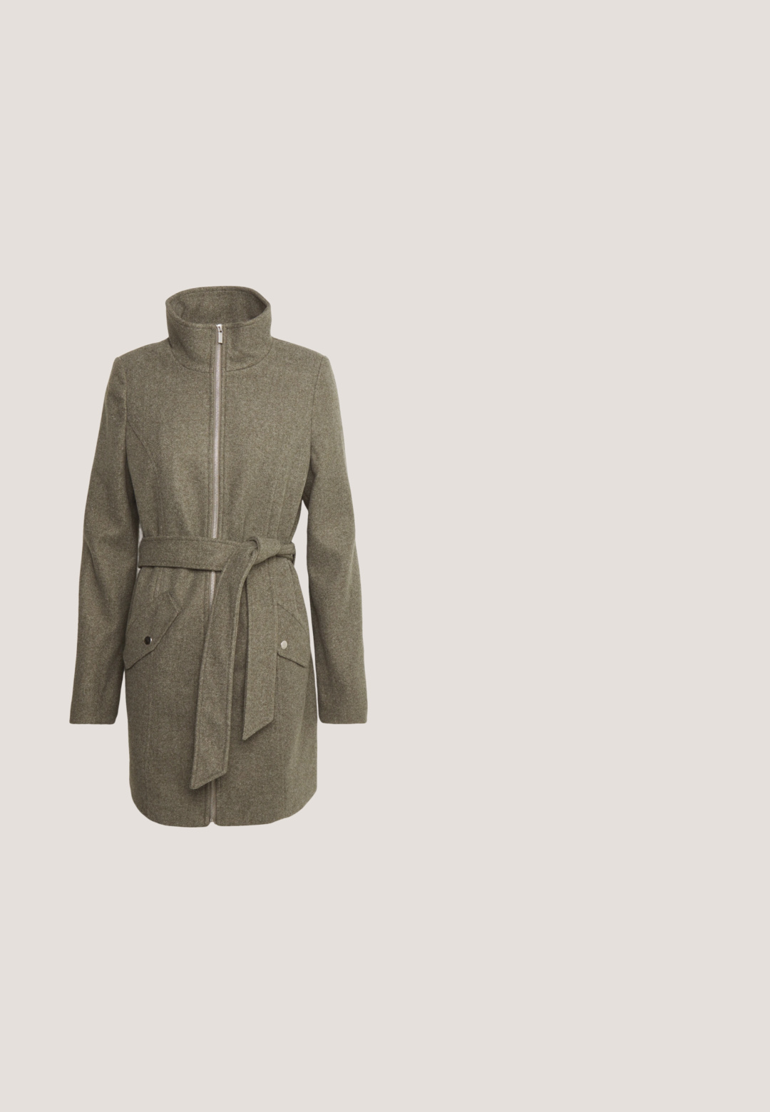 Vero Moda Tall VMPOPALLY ZIP JACKET - Manteau court - peat melange; ONLY ONLMELTON LIFE - Pullover - balsam green; Pantalons cargo vert olive au design ajusté, avec des poches latérales, des détails côtelés aux genoux et des poignets élastiques aux chevilles.; Bottines en cuir beige avec un bout rond, un laçage frontal et une fermeture éclair sur le côté, dotées d'une semelle épaisse et crantée.; Sac fourre-tout vert avec un tissu texturé et froissé et de larges poignées, présenté sur un fond clair uni.; Boucles d'oreilles en or en forme de créole avec un design texturé, ornées de petites perles le long du bord. Elles ont une forme de créole fermée et un fermoir à clou.