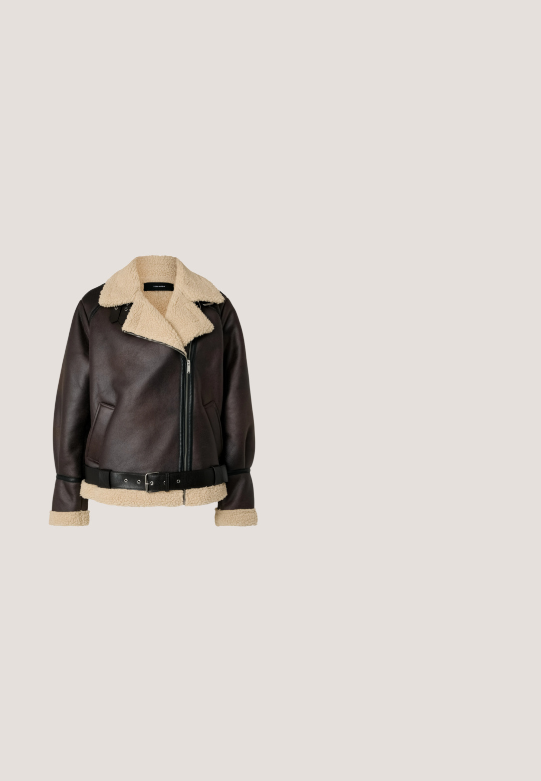 Vero Moda Tall VMJOANNA JACKET - Imitatieleren jas - chocolate torte/silver mink; Witte, geribbelde langemouwen trui met een hoge hals en een losse, oversized pasvorm. Zachte textuur en rechte onderkant met zijsplits.; Bruine flared pants van een zachte, suede-achtige stof. Beschikt over vier zakken, een knoopsluiting en een gladde, gestructureerde oppervlakte.; Hoge donkerbruine leren laars met een spitse neus en een gestapelde blokhak, vanuit de zijkant weergegeven op een effen achtergrond.;  Schildpadbril met ovale glazen, voorzien van een glanzende afwerking, slanke armen en subtiele patronen die lijken op de strepen van een tijger.; Bruine tote bag gemaakt van glad materiaal, met een grote voorkantzak, twee handvatten en een vereenvoudigd, gestructureerd ontwerp.
