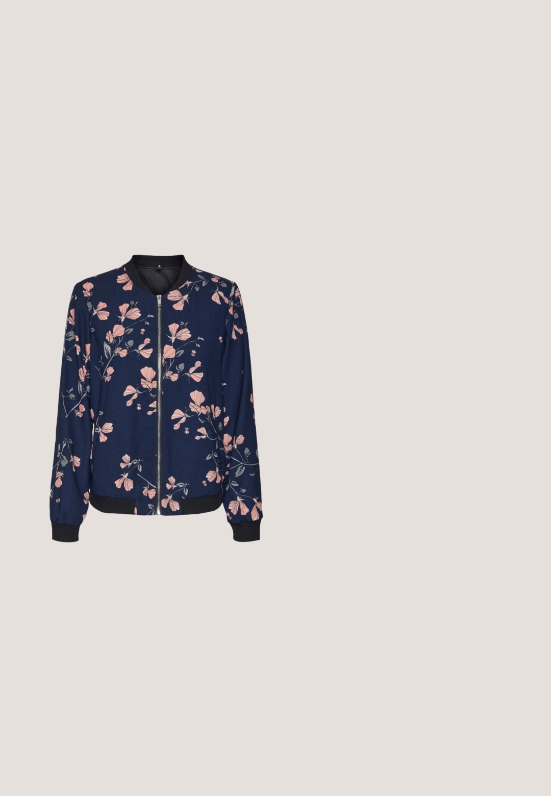 Lillelillelukk floral bomber jakk, tumesinise taustaga, roosade lillemustritega, lukuga ees ja ribadega mansettide ja äärega. Pehme kangas.; Roosa lühikeste varrukatega topp, millel on ühtlane keha ja keerukad pitsdetailid varrukatel, sisaldades lillemustreid ja lainelisi servasid.; Keskmise sinise värvi denim-lühikesed püksid, otse lõikega, viie taskuga disainiga ja nupukinnitusega. Pehme tekstuur, puhas äär.; Burgundiamsamett kinga terava ninaga, madala kassikanna ja musta tallaga, külgprofiilis valgel taustal.; Väike purpurne nahast õlakott sõlmitud rihma ja ülemise tõmblukuga tavalise hele tausta vastu.; Kaks paari hõbedasi rõngaskõrvarõngaid, millel on veidi taotletud tekstuur, valgel taustal.