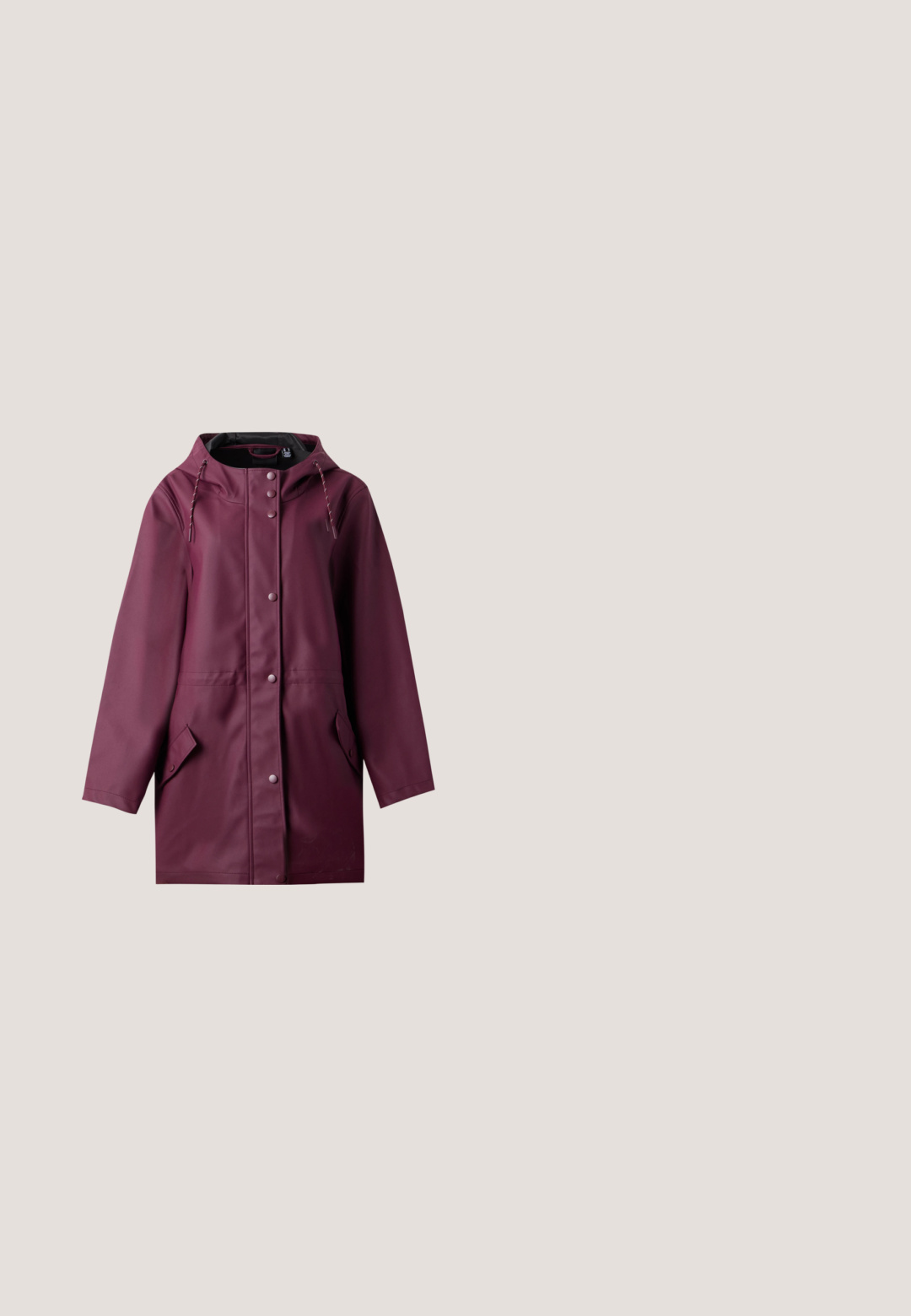 Long imperméable violet avec capuche, boutons-pression à l'avant, cordons et deux poches à rabat sur un fond clair uni.; T-shirt en coton blanc, coupe oversize, avec un dessin minimaliste en ligne noire sur le côté gauche. Encolure ronde classique et manches courtes.; Pantalons grijs évasés avec une large ceinture. Tissu lisse avec un léger éclat, dégradé du foncé en haut vers le plus clair en bas.; Baskets basses marron foncé avec trois bandes velcro et semelle épaisse en caoutchouc blanc sur fond neutre.; Petit sac à bandoulière en cuir marron foncé avec bandoulière nouée et fermeture éclair supérieure, sur un fond clair uni.; Une paire de boucles d'oreilles créoles en ton doré avec une rangée de petites cristaux le long du bord extérieur, présentées sur un fond clair et uni.