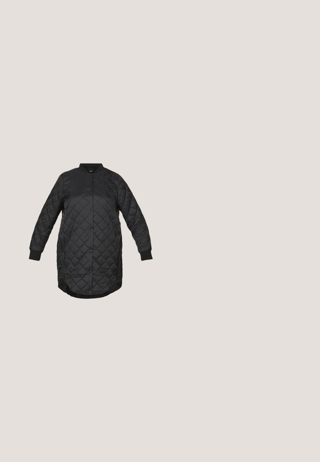 Vero Moda Curve VMHAYLE 3/4 - Talvemantel - black; Leopardimustriga särk kolmeveerandi varrukatega, ümmarguse kaelusega ja lõdva lõikega, valge tausta ees.; Mustad kitsad teksad, mis on valmistatud venivast kangast, ees on taskud, nupuga kinnitamine ning sujuv disain ilma nähtavate mustrite või kaunistusteta.; Musthave mustakollane nahast pahkluu saabas kõrge plokkninal, siledad pinnad, sobiv disain ja õmmeldud detailid üleval.; Must mustrikujundusega must nahast käekott, ümarate pealmiste käepidemete ja eemaldatava õlalihaga. Omab siledat tekstuuri ja peent sära.; Hõbedased metallist rõngakujulised kõrvarõngad, millel on sile, kergelt kaarduv pind ja lukustuvad tagused kinnitused, valgel taustal.