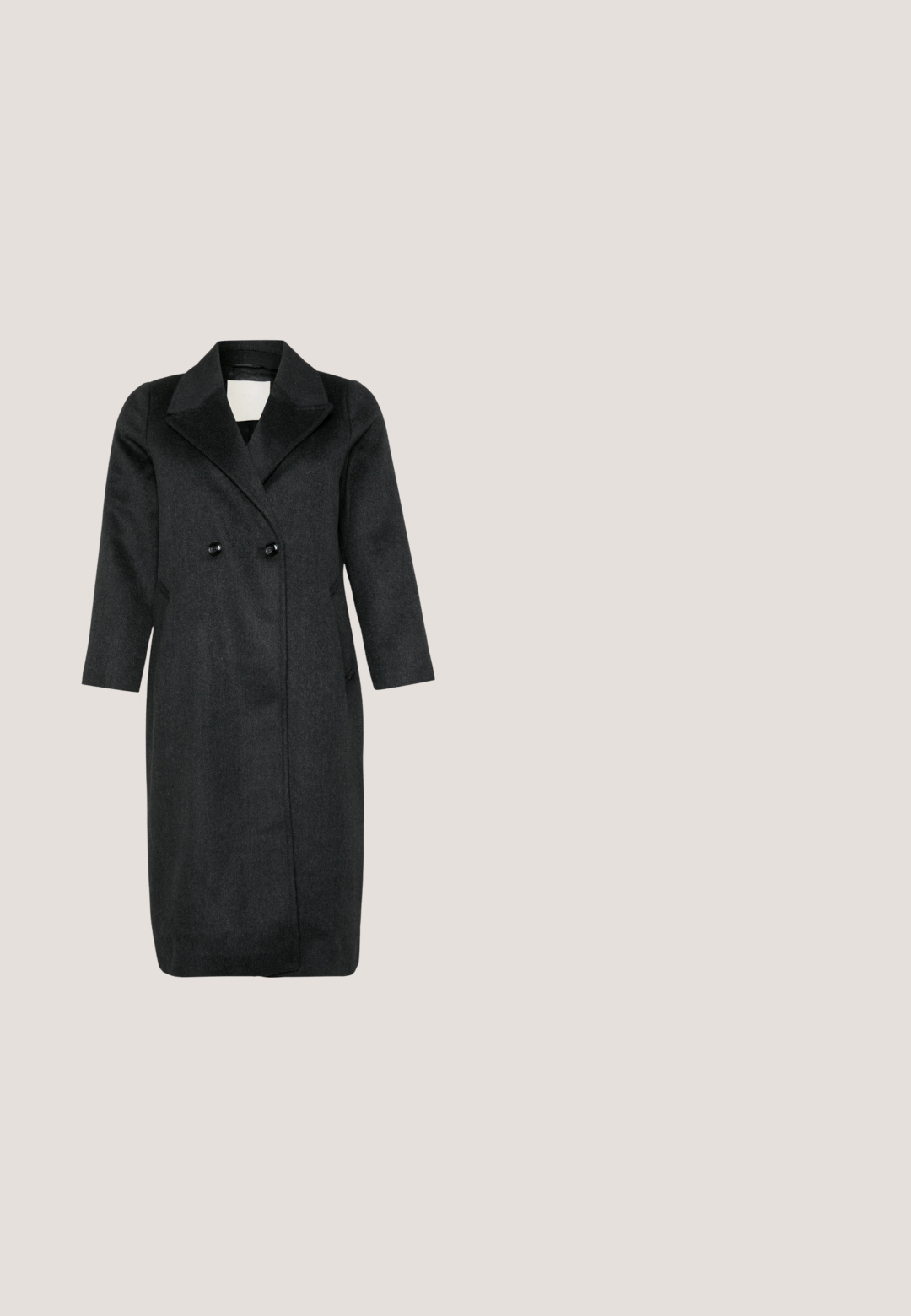 Manteau double boutonnage en mélange de laine noir avec un large col, des manches longues et deux grands boutons noirs. Présente une coupe droite et des poches latérales.; Tunique en maille côtelée verte foncée, à manches longues, avec un col montant et une coupe décontractée. Présente un ourlet droit et des fentes sur les côtés en bas.; Pantalons évasés noirs en matériau lisse et brillant. Comprend cinq poches, des passants de ceinture et une fermeture éclair avec un bouton.; Bottes noires en cuir jusqu'à la cheville avec un bout rond, une tige texturée, des œillets en métal et une semelle en caoutchouc épaisse et robuste. Présente un design à lacets.; Sac à bandoulière en cuir noir avec une texture lisse, un dessus arrondi, une seule sangle et un design minimaliste sans matériel visible.; Boucles d'oreilles créoles en or, ornées d'une rangée de pierres claires scintillantes le long du bord extérieur. Fini lisse avec un éclat poli.
