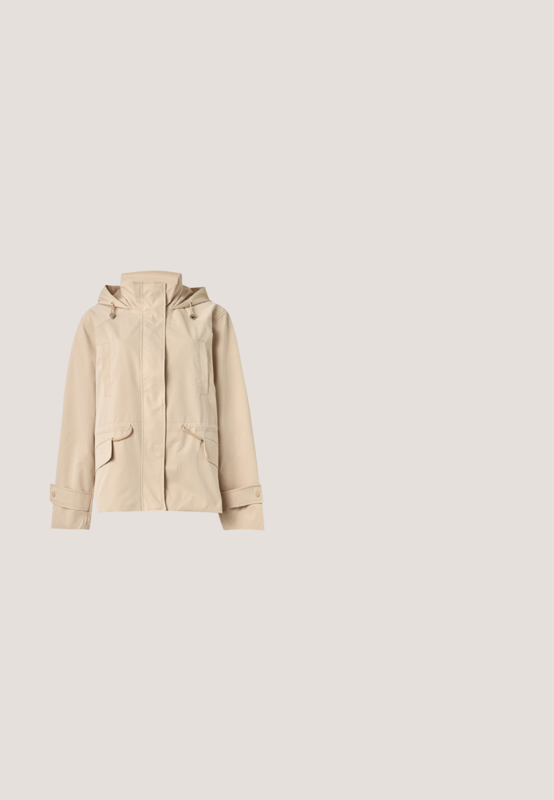 Beige Kapuzenjacke mit Frontreißverschluss, der durch eine Blende verdeckt ist, verstellbaren Bündchen mit Druckknöpfen und Klappentaschen mit Kordeldetails.; Oberteil mit Leopardenmuster und Dreiviertelärmeln, das einen runden Ausschnitt und eine lockere Passform aufweist, vor einem schlichten weißen Hintergrund.; Schwarze Skinny-Jeans aus Denim mit ausgefranstem Saum am Knöchel, zwei Fronttaschen und einer Knopfverschluss am Bund.; Schwarze Leder-Ballettschuhe mit spitzem Zehenbereich, ausgeschnittenen Bereichen und dünnen Schnürungen, die um den Knöchel gewickelt sind; glatte Textur.; Goldfarbene Cat-Eye-Sonnenbrille mit grün getönten Gläsern, die eine große grüne Akzentuierung an der Seite und ein elegantes Metalldesign aufweist.; Ohrringe in Goldton mit einem Blattform-Design und geripptem Muster, akzentuiert durch drei kleine weiße Perlen. Mit Schmetterlingsverschluss.