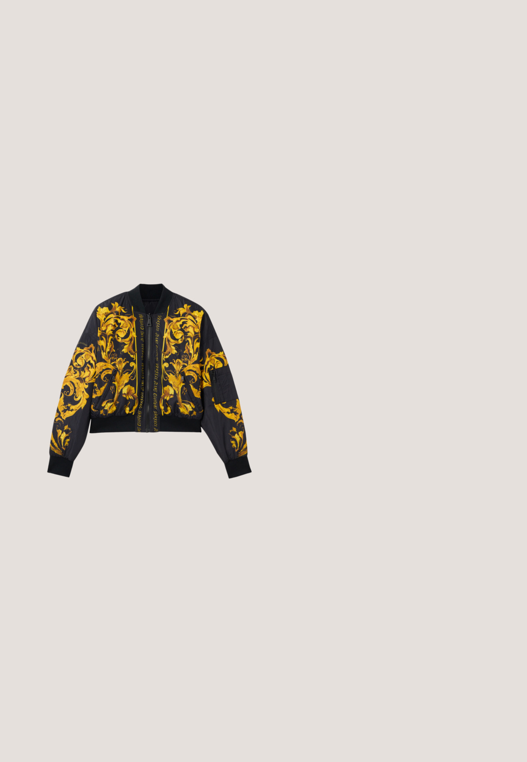 Must mängiv must bomber jacket, millel on kuldne lillepattern, ribadega mansetid ja allserv, lukuga kinnitamine ning küljetaskud. Esiküljel on logo tekst.; Must be värvitud must cropitud kapuutsiga, millel on sinise liblika graafika roheliste aktsentidega. Tekst "VERSACE JEANS COUTURE" on kirjutatud metallikroosas. Pehme tekstuur.; Must lühikeste varrukatega t-särk, millel on rinna ees suured kuldsed tähed "Versace Jeans Couture", ümmargune kaelus ja kangasildike sees.; Mustad slim-fit treeningpüksid, millel on nööriga vöökoht ja kuldne Versace Jeans Couture logo pael ülemise vasaku reieluu piirkonnas.; Mustvalge tennis jalanõud tekstuurse valge tallaga, millel on läikiv ülemine osa, kus on oranžid ja kollased keerutamismustrid ning ümmargune logo detail.; Mustast nahast käekott, millel on ülaosa käepide, kuldne kett-rihm ja kuldne madu-kujulise klambriga kaas, millel on esiklapil graveering "just cavalli".