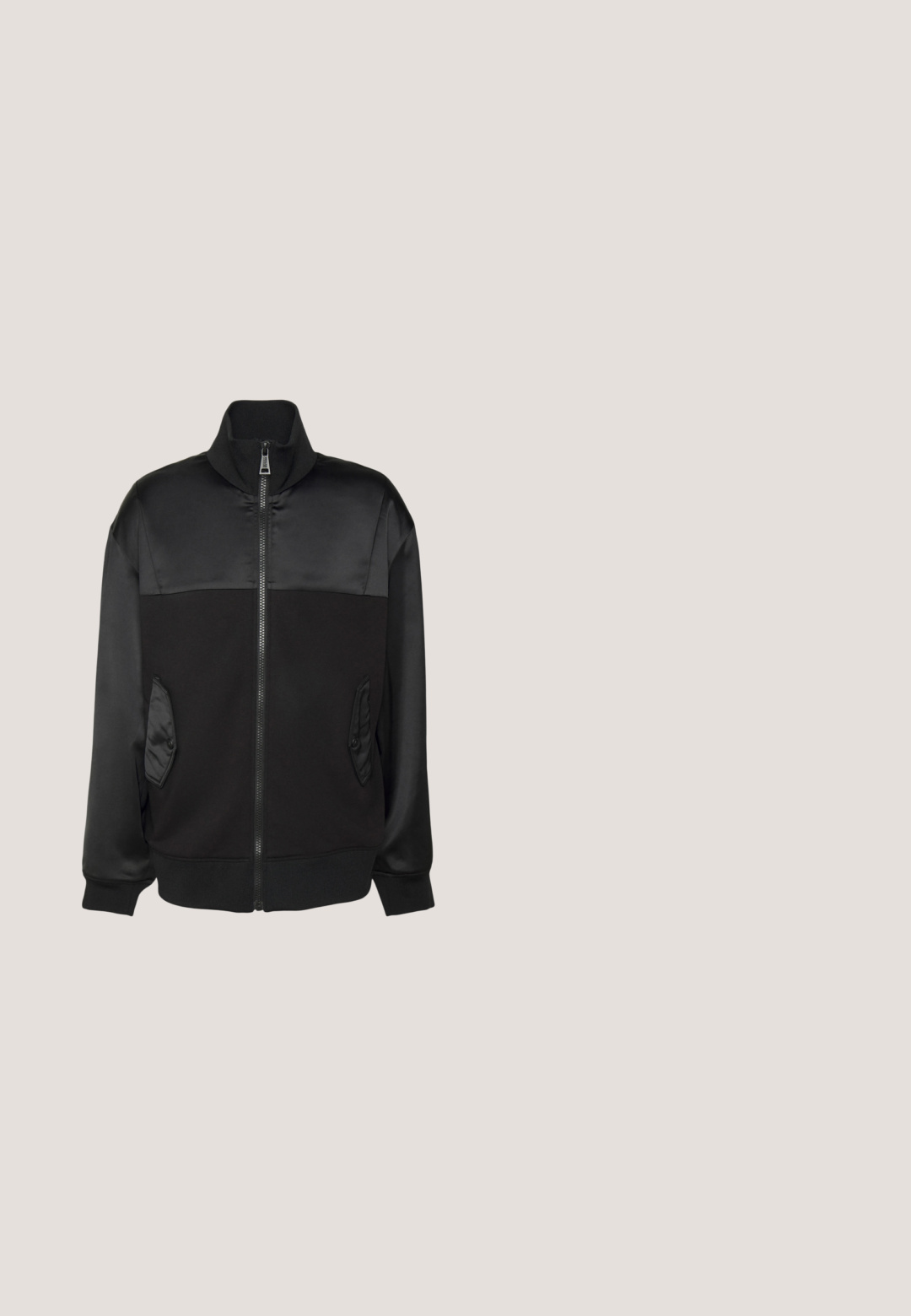 Sort jakke med en blanding af matte og satin overflader, høj krave, lynlås lukning og sidelommer med knapdetaljer. Glat tekstur.; Sort t-shirt med korte ærmer og rund hals med "MICHAEL KORS"-logo centreret i lille guldtekst på brystet.; Sorte bredbenede bukser med elastisk talje og snoretræk. Har sidelommer med lynlås og hvide detaljer langs siderne.; Sort og grå atletiksko med hvid tyk sål, meshstof, snørebånd og "MK"-logo på siden.; Sorte aviator solbriller med mørke linser, tynd metalramme og slanke plastikstænger med logo detaljer.; Sort quiltet stof crossover taske med lynlås, justerbar rem og frontlomme. Har subtilt mærke logo i sølv.