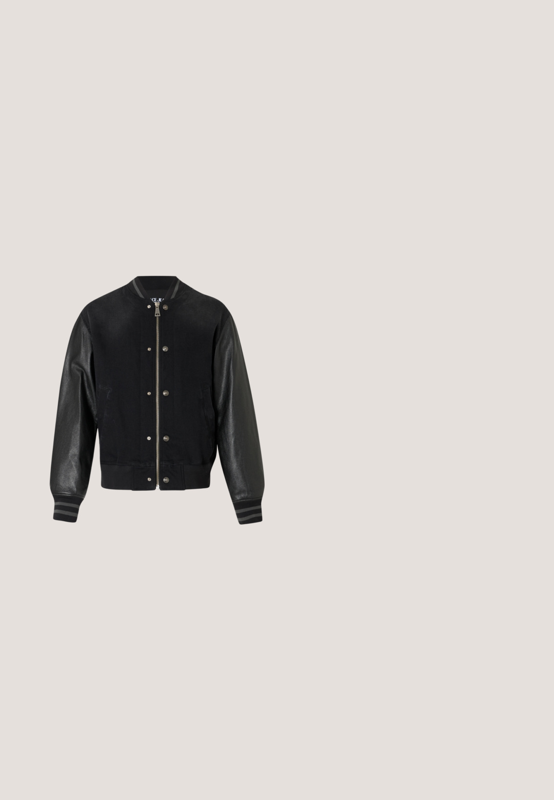 Chaqueta bomber negra con cuerpo de mezclilla, mangas de cuero, puños de punto a rayas y detalles de botones a presión. Cierre frontal con cremallera y bolsillos laterales.; Suéter negro de manga larga con cuello redondo, puños y dobladillo acanalados, que presenta un gran texto en color marrón claro "VERSACE JEANS COUTURE" en el pecho.; Camisa negra de manga larga con texto "Versace Jeans Couture" en blanco, en diferentes tipografías y tamaños, con cuello alto y corte holgado.; Pantalones jogger negros de corte slim con puños acanalados, cintura elástica con cordón ajustable y un pequeño parche con el logo amarillo de Versace Jeans Couture.; Botín negro de piel con superficie lisa, punta redondeada y un motivo de ballena acentuado en oro en el tacón. Diseño minimalista.; Bolso cruzado negro de nailon con solapa, que cuenta con un cierre de cinta con logo prominente, correa ajustable y detalles de costura lateral.