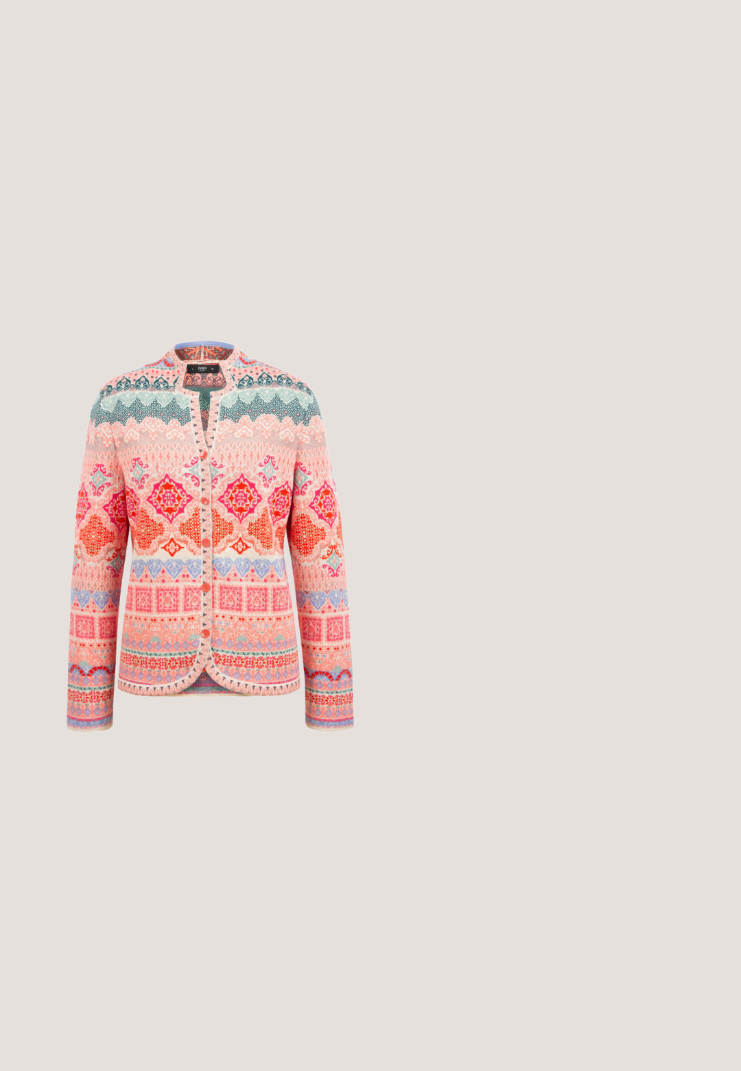 Strikket cardigan i pink, med indviklede, flerfarvede mønstre med geometriske og blomsterdesigns. Knapper ned foran, rund halsudskæring.; Jeanskjole i mørkeblå, korte ærmer, rund halsudskæring, med tre sløjfer på forsiden, synlig syning og lynlåsbag.; Brun mønstret slingback kitten heel sko med guldbeslag og spids snude på hvid baggrund.; Slankt par solbriller med gyldne geometriske metalstel og brune tonede linser, der hviler på en hvid overflade.; Sort håndtaske med et vævet mønster i kräm. Har en top håndtag, justerbar skulderrem, guldfarvet hardware og en struktureret rektangulær form.; Små guldfarvede øreringe i hoops med rektangulære segmenter, hver med en klar ædelsten på forsiden, med post-lukkemekanisme.