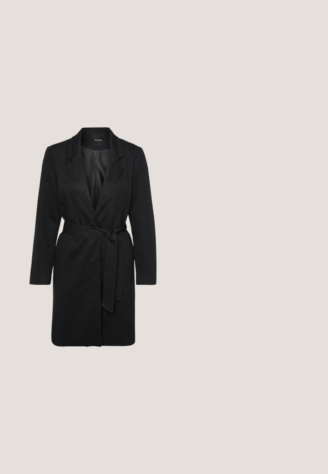 Zwarte jas met een gestructureerd ontwerp, met notch-kraag, lange mouwen, een strikband in de taille en een textuurafwerking.; Witte blouse met lange mouwen, een ronde, gathered kraag en een knoopsluiting aan de voorkant. Gemaakt van gladde stof met licht opgeblazen mouwen.; Zwarte broek met brede pijpen, plooien, riemlussen en een fijne gouden kettingriem op een effen lichte achtergrond.; Zwarte puntschoen met slingback van soepel leer. Kenmerkt zich door een dunne hak en een gespdetail op de verstelbare band.; Zwarte leren handtas met een gequiltte textuur, rechthoekige vorm, bovenhandvat en een voorflap met een zilverkleurige sluiting.; Zilveren oorknopjes in schelpvorm met textuuraccenten en gladde rondingen, voorzien van een doorzichtige achterkant voor een veilige bevestiging.