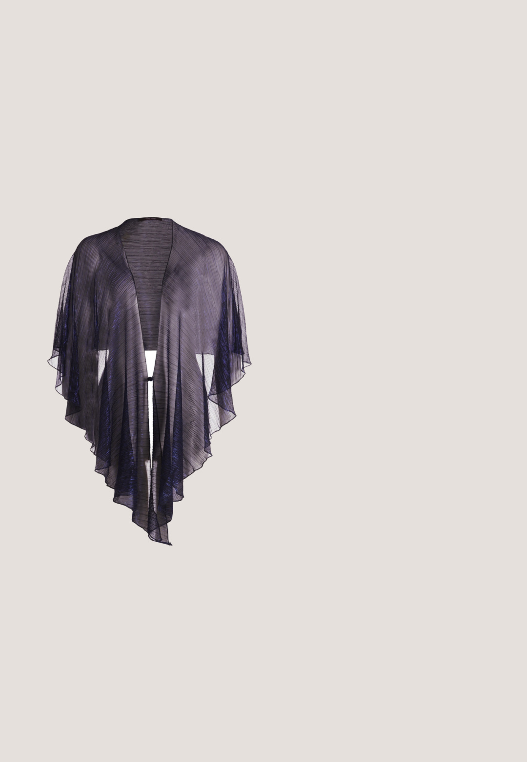 Durchsichtiger, dunkelpurpurfarbener Schal mit gefaltetem Textur, fließendem Fall, offener Vorderseite und betonten capeförmigen Ärmeln. Minimalistisches Design.; Navy blaues bodenlanges Kleid mit Halterneck, plissiertem Oberteil und dekorativem Spitzenbund. Sanfter Stoff mit einer drapierten, eleganten Silhouette.; Silberne hochhackige Pumpe mit spitzer Zehe, verziert mit Strasssteinen, glatter Textur und einem Stiletto-Absatz, der sich zu einer schmalen Basis verjüngt.; Schwarze Sonnenbrille mit einer runden Katzenaugenform, ausgestattet mit einem rahmen, der mit klaren Kristallen besetzt ist, und dunkel getönten Gläsern.; Silberne rechteckige Clutch mit diagonaler gerippter Textur, ausgestattet mit einer Kettenriemen und einem eleganten, strukturierten Design.; Paar silberfarbene Ohrringe mit mehreren facettierten klaren Kristallen, die in einem geometrischen Muster angeordnet sind.