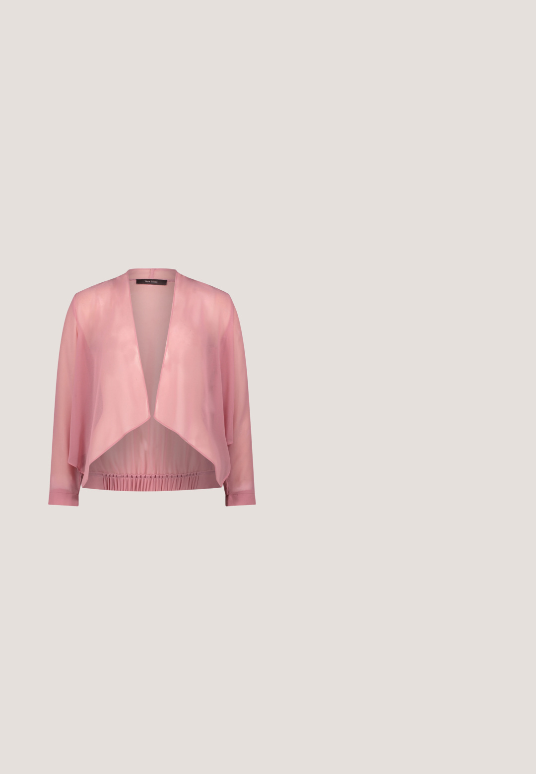 Roze doorschijnende kimono-jas met een zacht vallende voorkant, een elastische tailleband en driekwartmouwen. Lichtgewicht stof met een gladde textuur.; Lange roze jurk gemaakt van doorschijnende stof, met een doorschijnende lijfje met bloemenborduursels, ballonmouwen en een vloeiende rok.; Roze satijnen sandaal met hoge hak, enkelriem, puntige neus, geplooide details en een decoratieve parel aan de voorkant.; Zonnebril met een lichtroze, vierkant frame, gradient bruine glazen en een gestructureerd patroon op de armen. Bevat een klein logo detail.; Witte gestructureerde clutch met goudkleurige sluiting en afneembare gouden kettingriem, rechthoekige vorm met zachte plooien aan de zijkanten.; Gouden kettingarmband met gekoppelde kettingen, ronde gouden kralen en roze glazen kralen. Sluiting met een klein label.